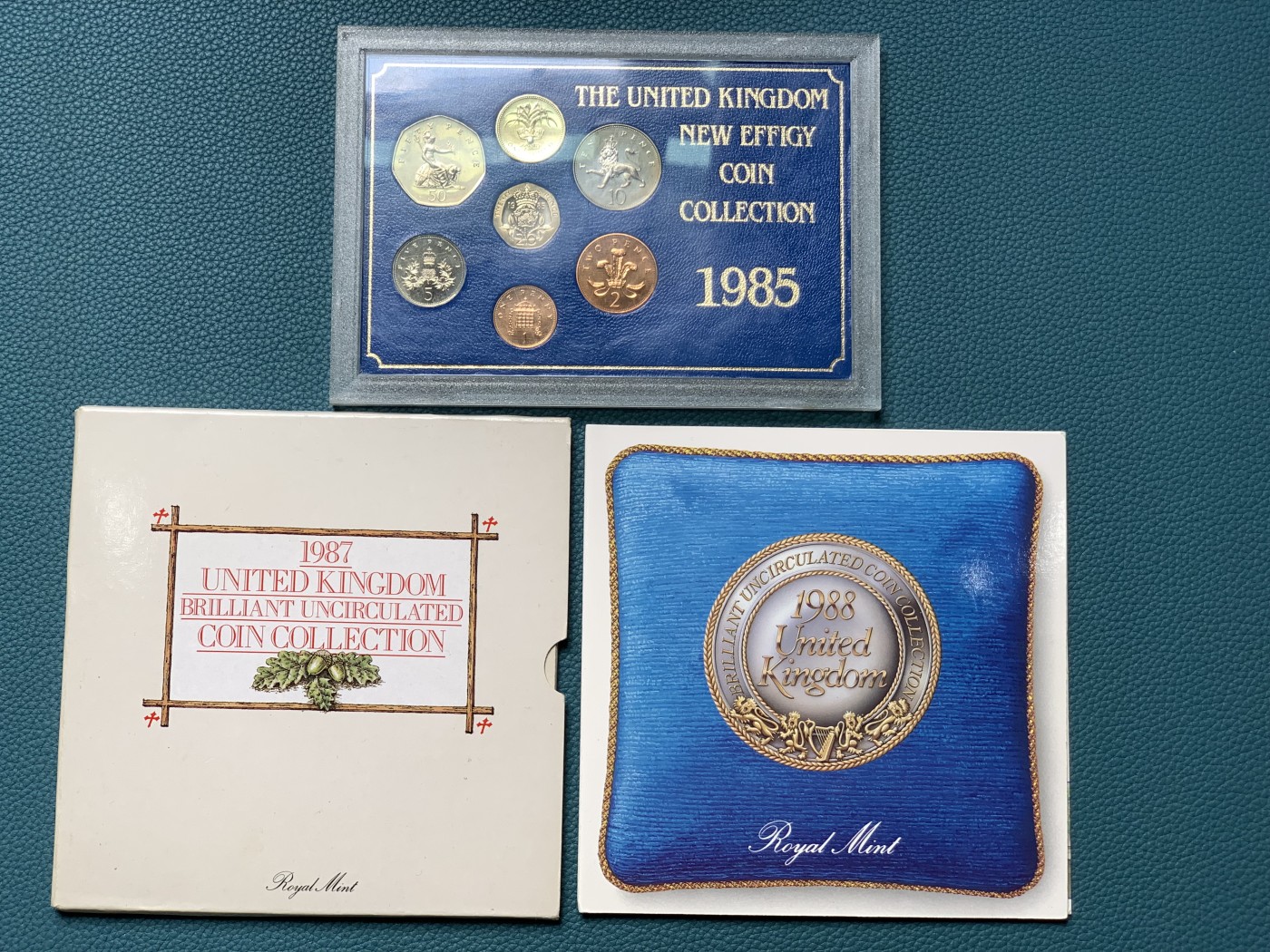 《竞宝斋》第190场-周日，周一 2场 (全场包邮) 英国1985、1987、1988年流通硬币7枚硬塑套装及卡册三本，各带不同版本1英镑