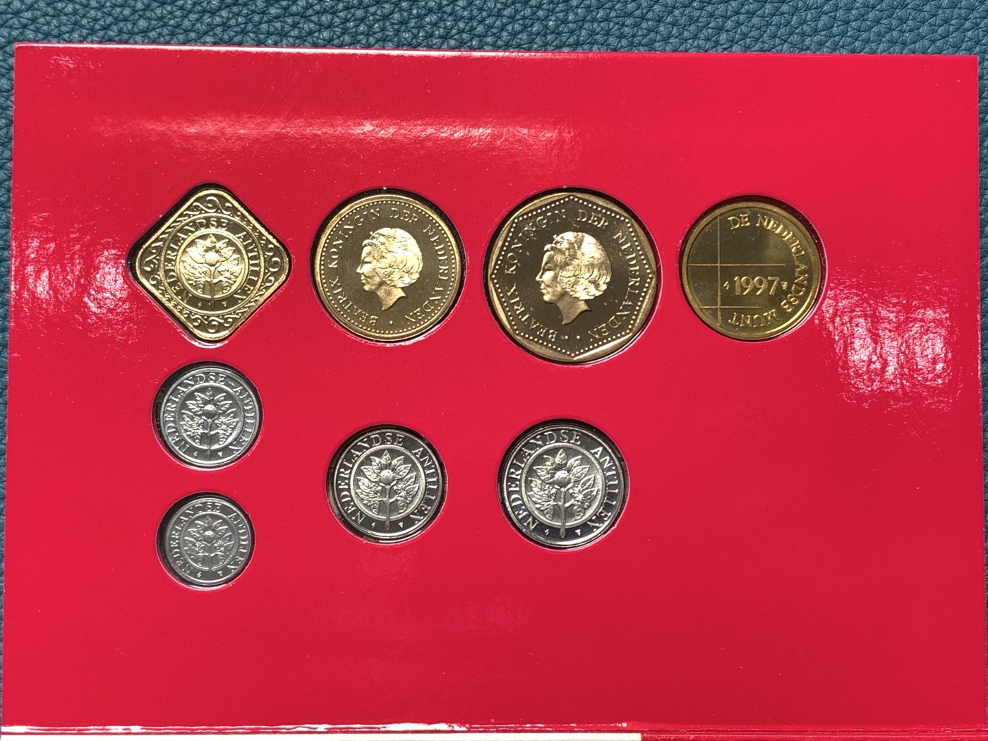 《竞宝斋》第190场-周日，周一 2场 (全场包邮) 荷属安地列斯1981年流通硬币7枚套旧版大型少见、1992和1997年流通硬币7枚套FDC品共三本