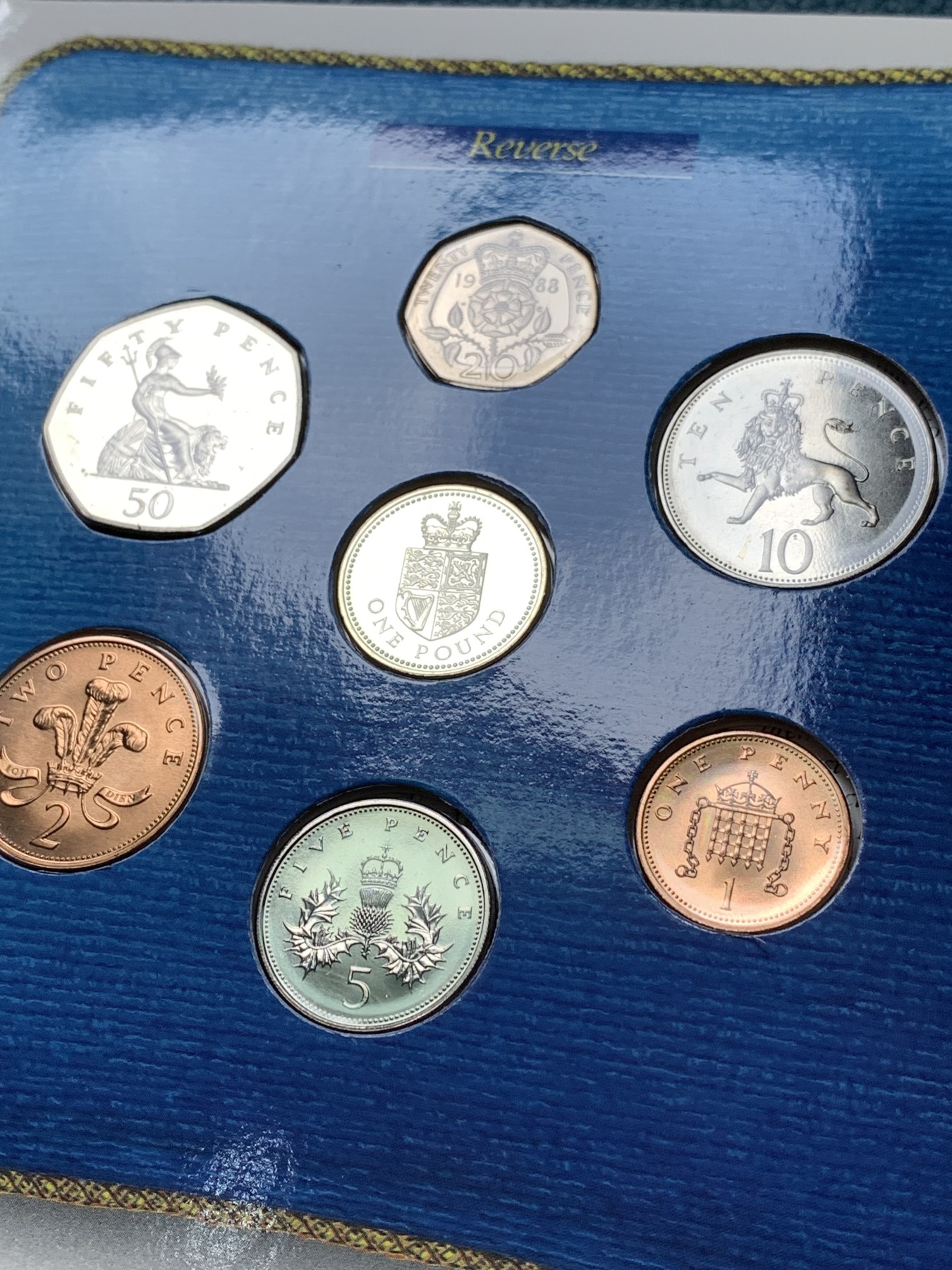 《竞宝斋》第190场-周日，周一 2场 (全场包邮) 英国1985、1987、1988年流通硬币7枚硬塑套装及卡册三本，各带不同版本1英镑