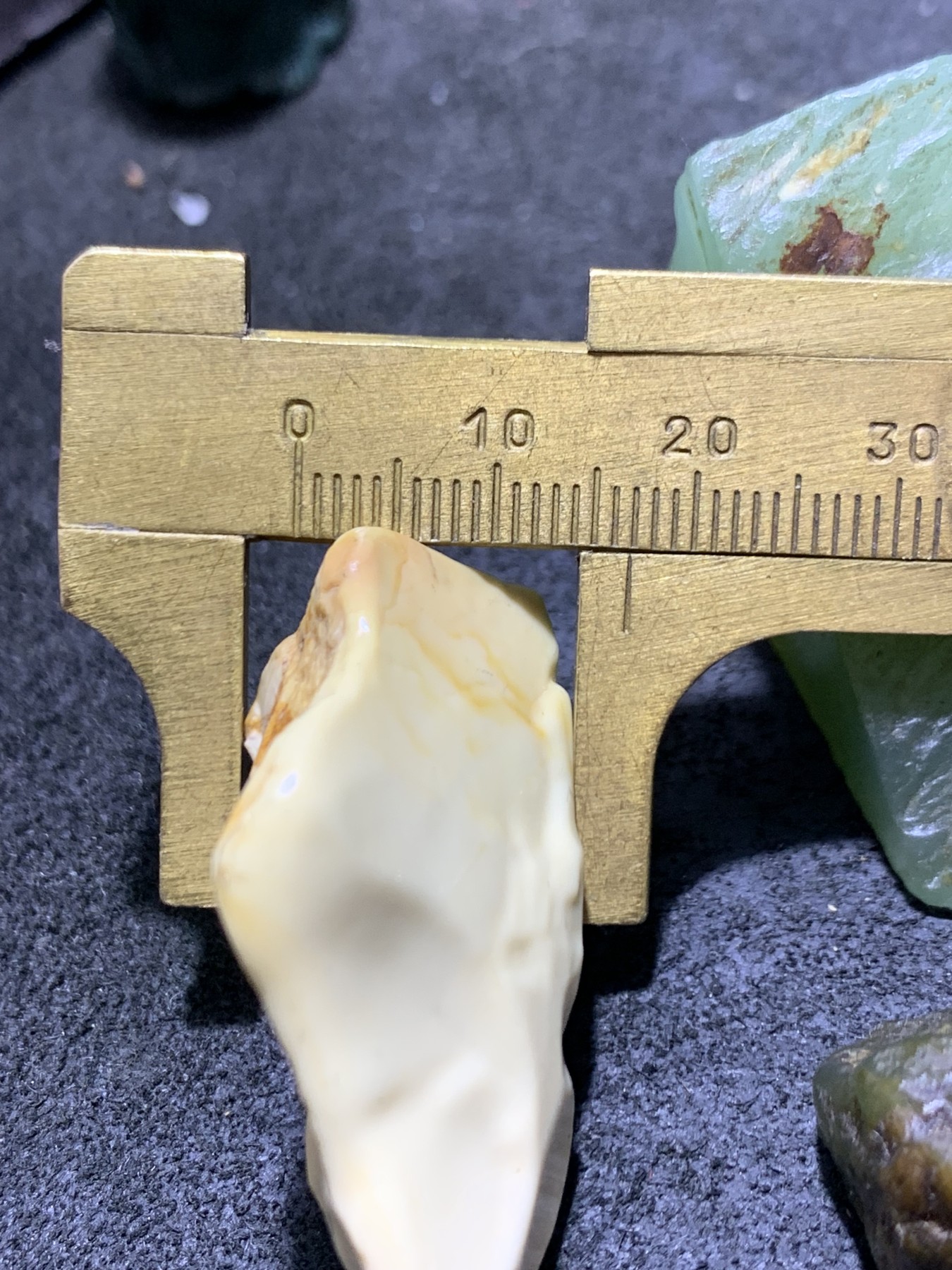 精美戈壁彩玉手工雕刻智字把件（吊坠)一个！