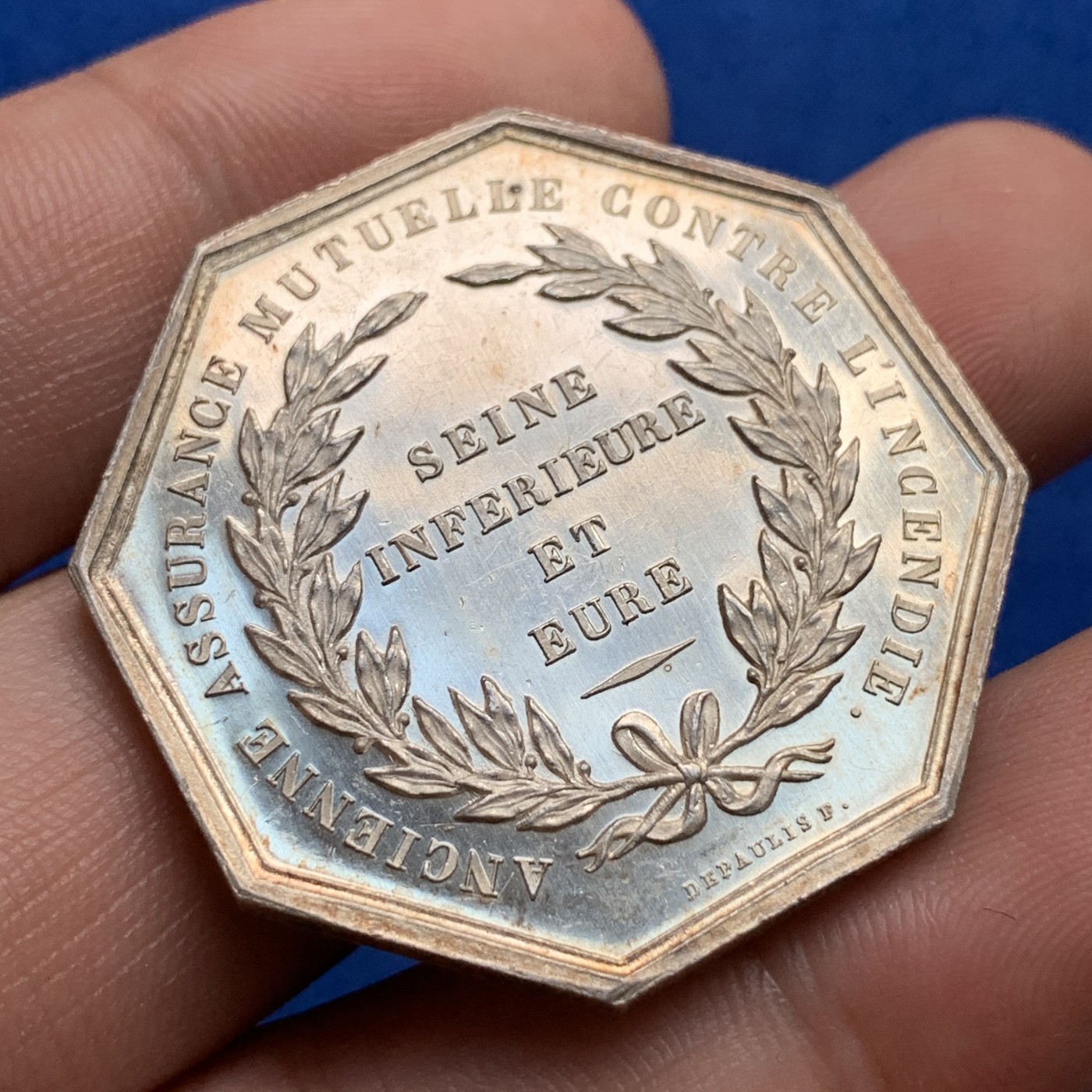 《竞宝斋》第190场-周日，周一 2场 (全场包邮) 法国1860-1879浴火凤凰保险银质八角代币 PL底板 包浆不错 23g 对边36.2mm 大规格 蜜蜂边铭银标