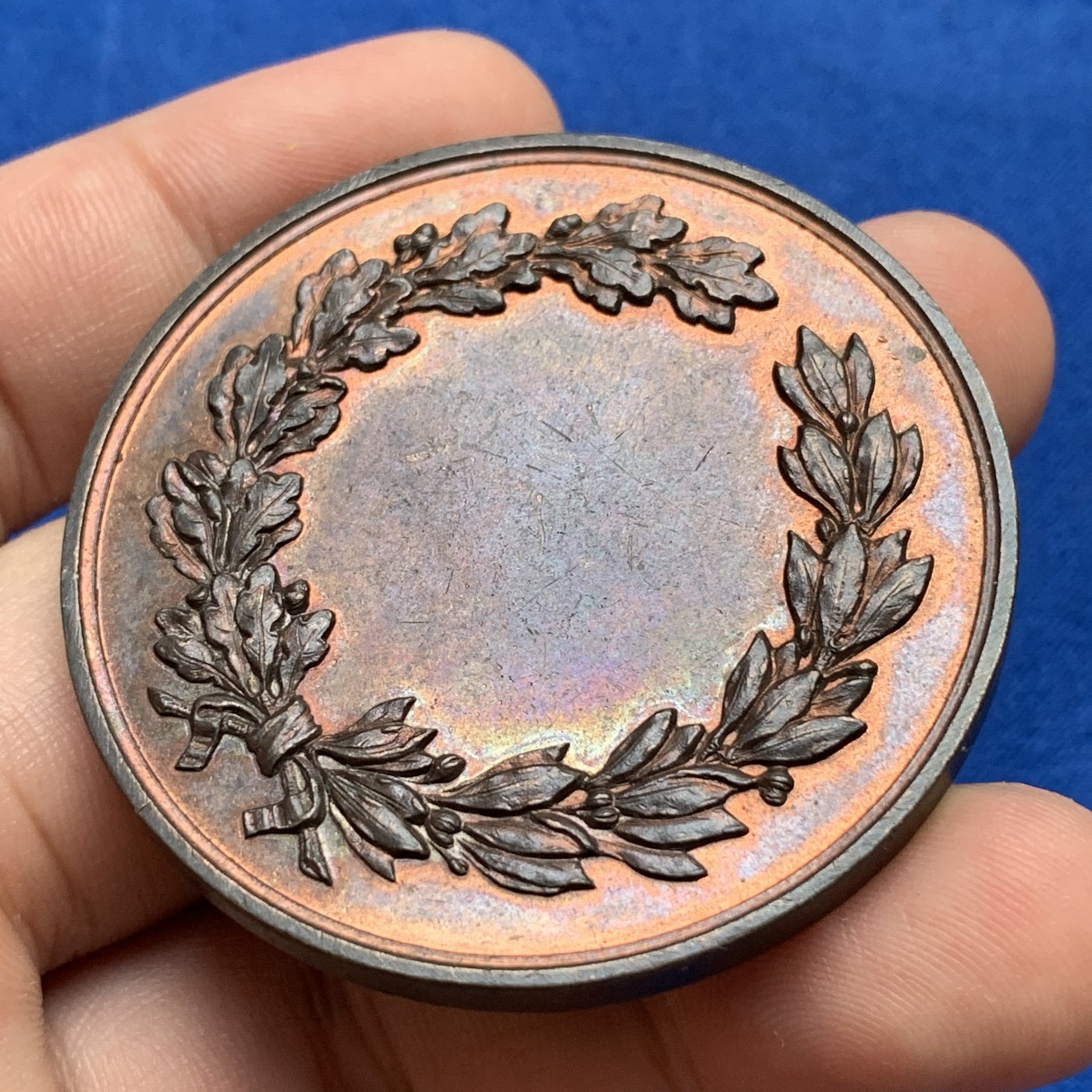 《竞宝斋》第190场-周日，周一 2场 (全场包邮) 比利时天使屠魔艺术铜章 直径：50mm  重量：52gr 场景丰富 状态不错