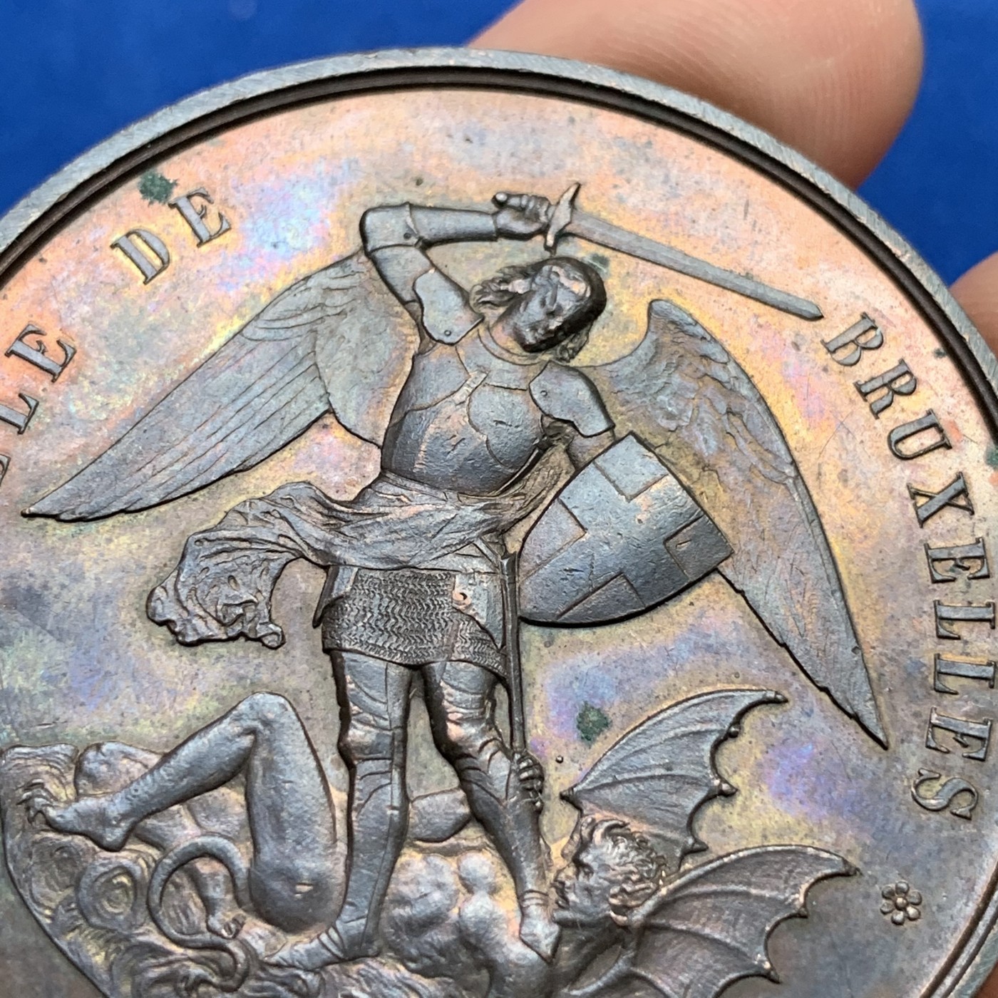 《竞宝斋》第190场-周日，周一 2场 (全场包邮) 比利时天使屠魔艺术铜章 直径：50mm  重量：52gr 场景丰富 状态不错