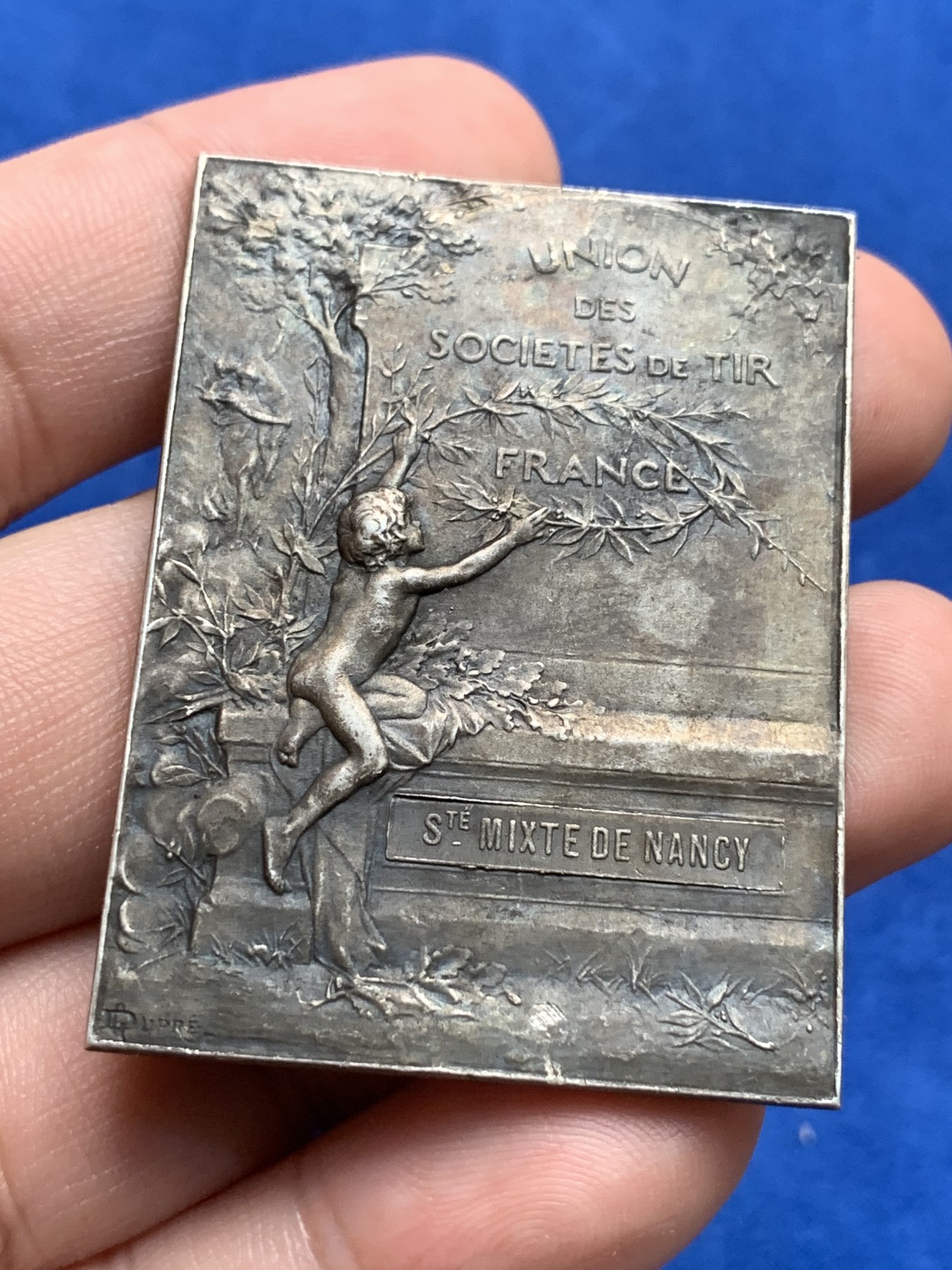 《竞宝斋》第190场-周日，周一 2场 (全场包邮) 法国射击联合协会经典艺术镀银铜章  规格：50*38mm 重量：36.885gr  边铭：丰饶角＋铜标 设计精巧 工艺精致