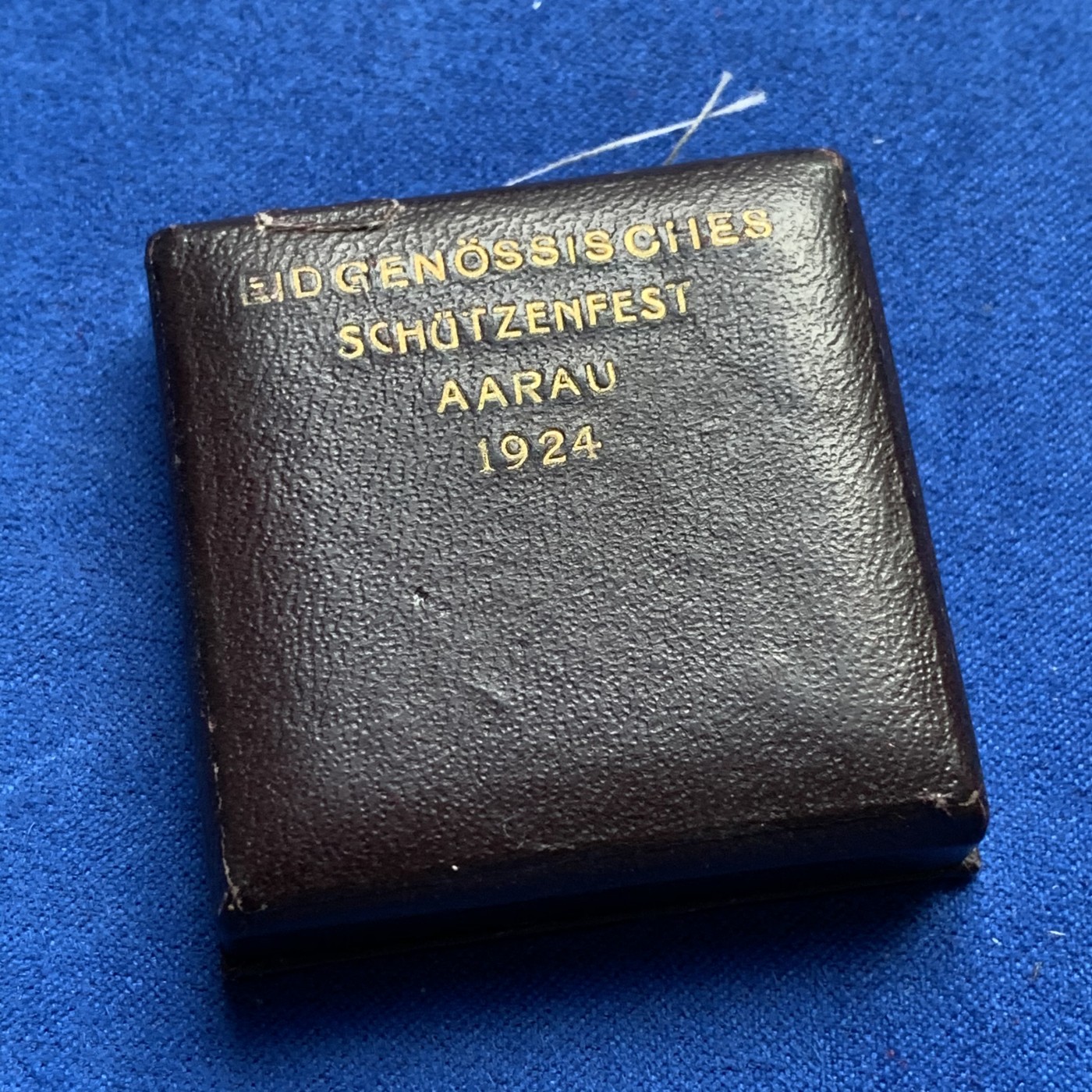 《竞宝斋》第190场-周日，周一 2场 (全场包邮) 瑞士阿尔高射击节银章 原盒少见品，七彩包浆，十分漂亮，值得拥有。评级品相。12.6克 26.8mm