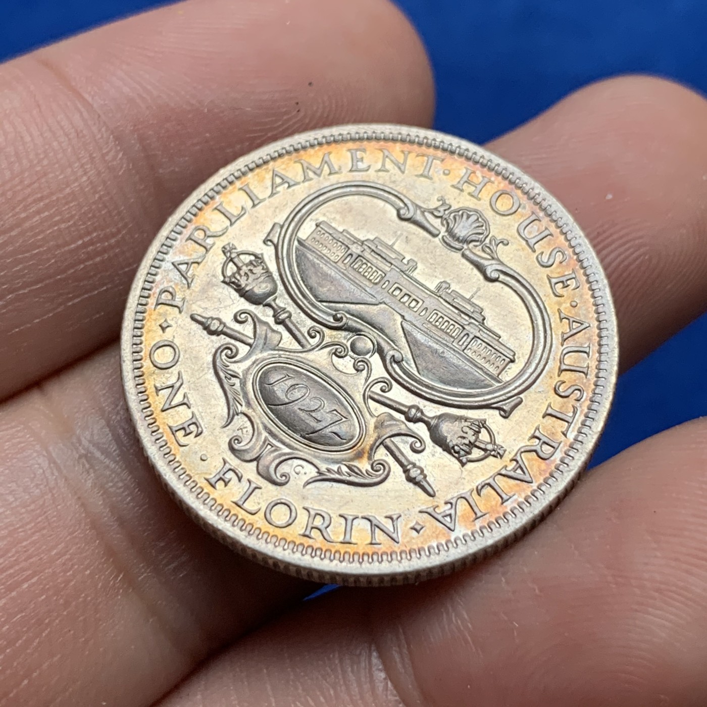 《竞宝斋》第190场-周日，周一 2场 (全场包邮) 澳大利亚1927年1弗罗林银币 国会大厦纪念 年份大楼细节清晰很少见 包浆带彩 漂亮