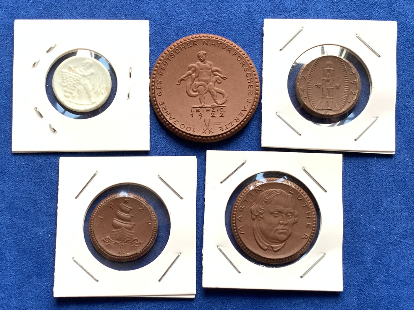 《竞宝斋》第190场-周日，周一 2场 (全场包邮) 5枚一组 德紧时期的陶币  不常见  帆船灯塔  还有一个白陶瓷的代币