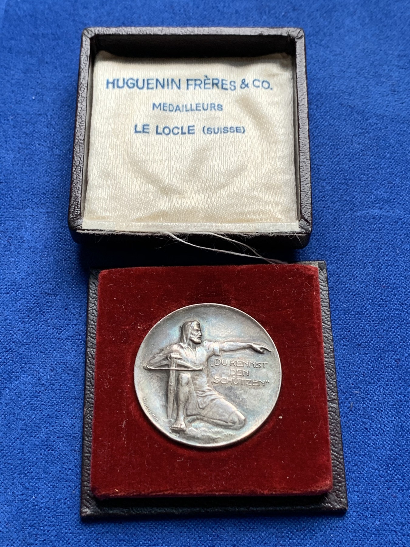 《竞宝斋》第190场-周日，周一 2场 (全场包邮) 瑞士阿尔高射击节银章 原盒少见品，七彩包浆，十分漂亮，值得拥有。评级品相。12.6克 26.8mm