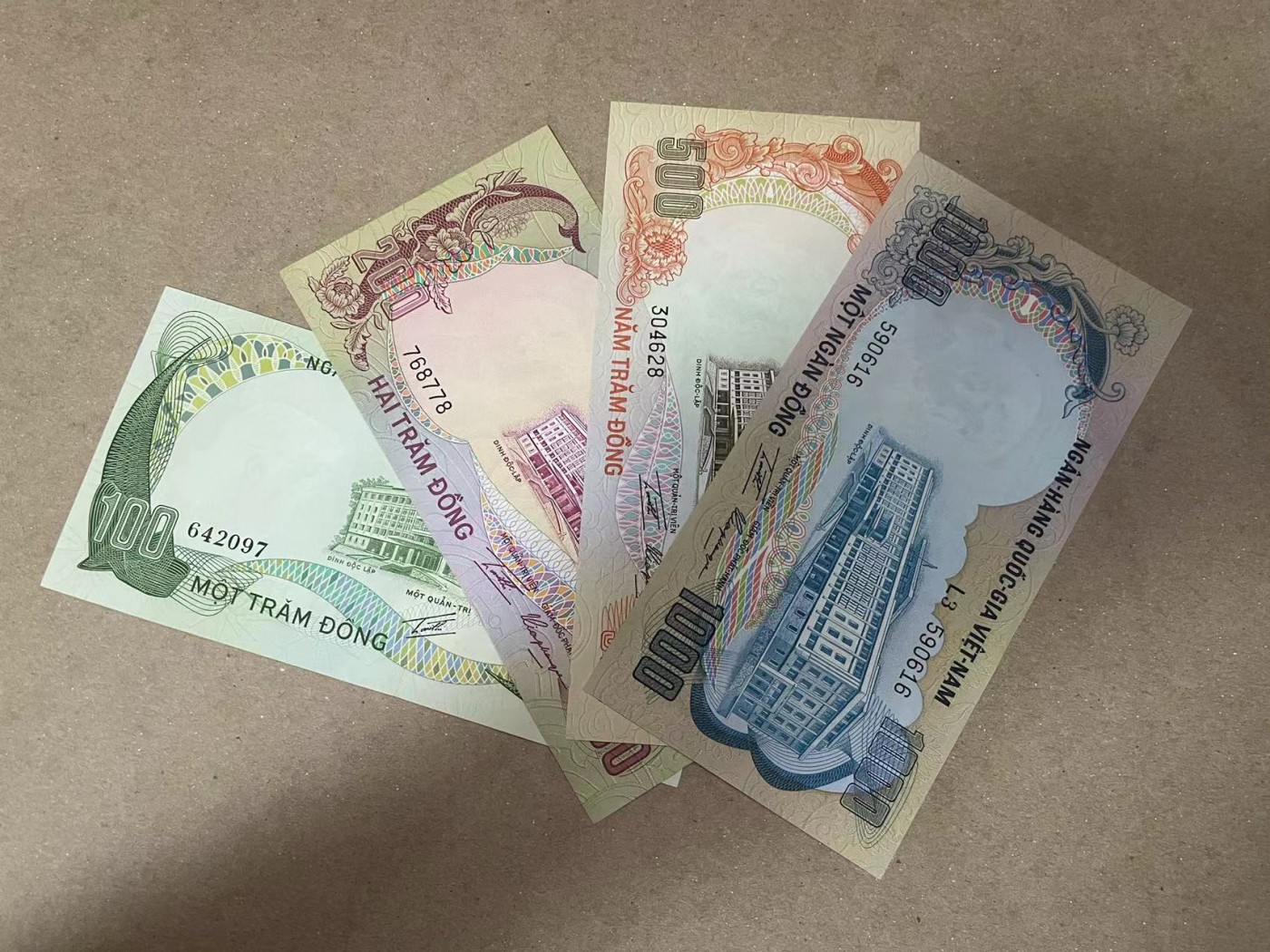 【Blue Auction】✨世界纸币精拍第360期【精】——Irish Free State 【一组4张】南越 1975年100-1000盾 除1000盾UNC-外其余全新UNC