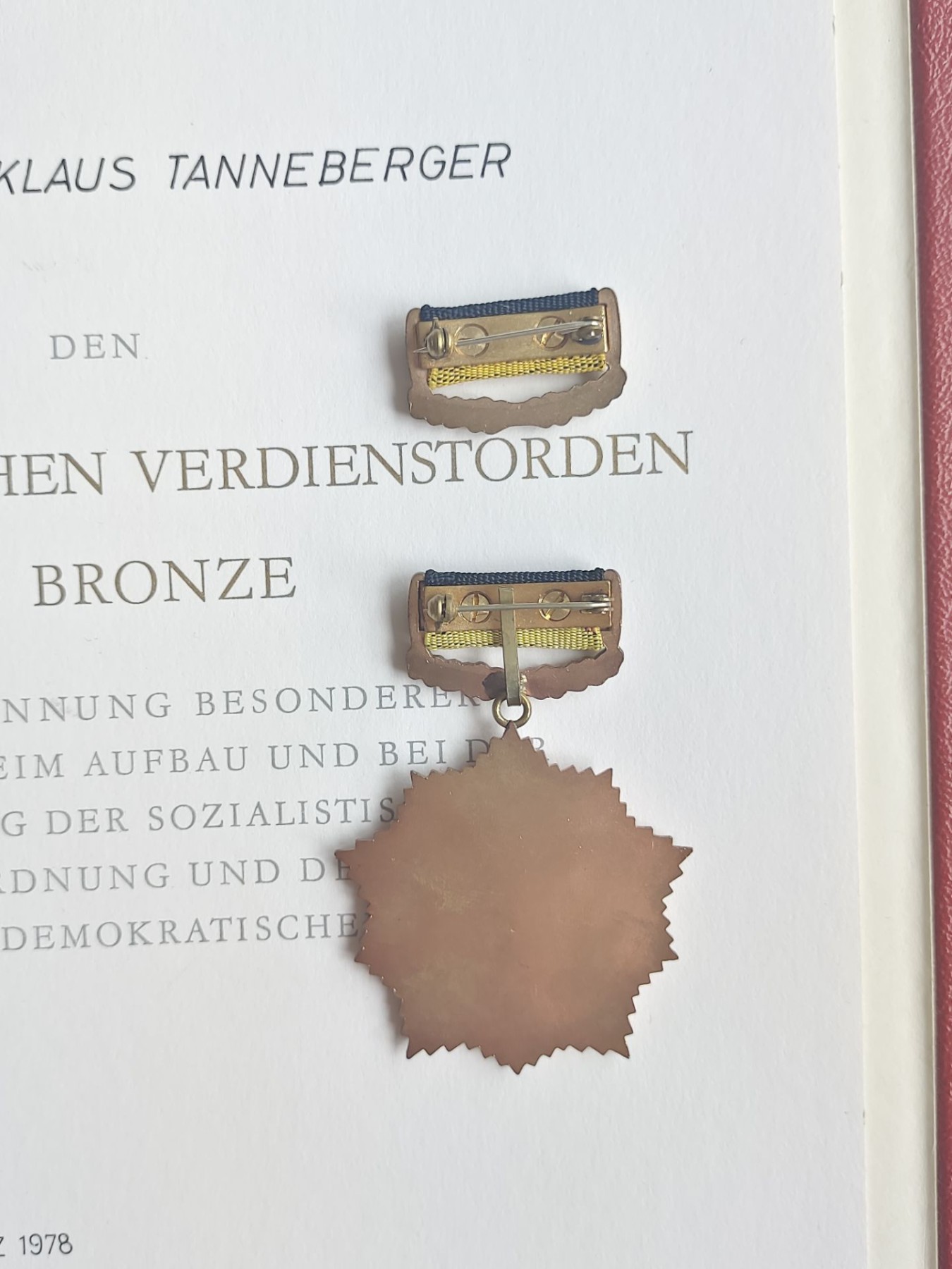 老威廉第四次麦稀奇拍卖 东德铜级煎蛋带盒带大证书，授予克劳斯·坦内博格同志，于1978年3月1号签发于柏林