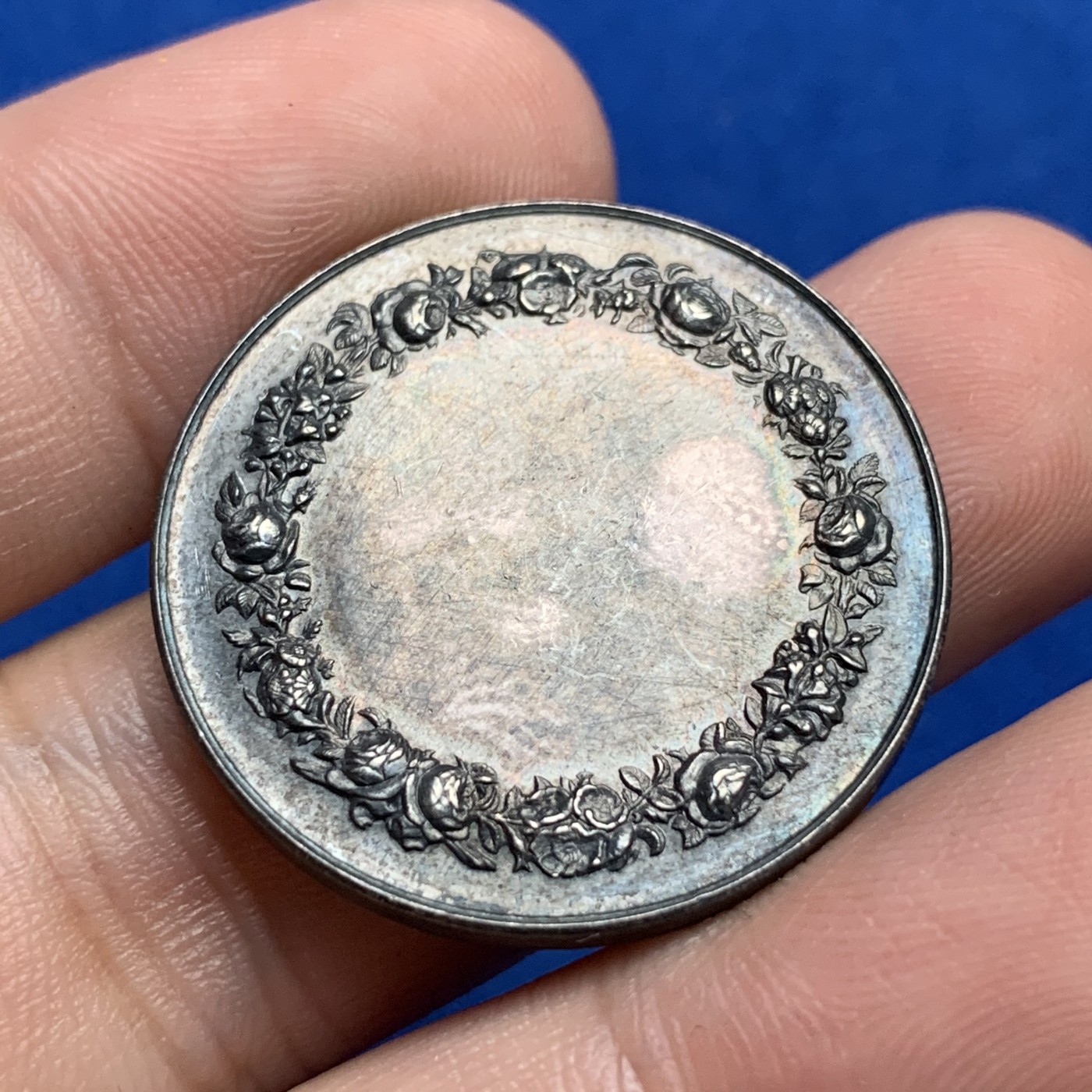 《竞宝斋》第190场-周日，周一 2场 (全场包邮) 法国 1845-1860年 银质婚章 11.9克 29mm 丰饶角边铭银标 均匀的黑色包浆 非常好的状态