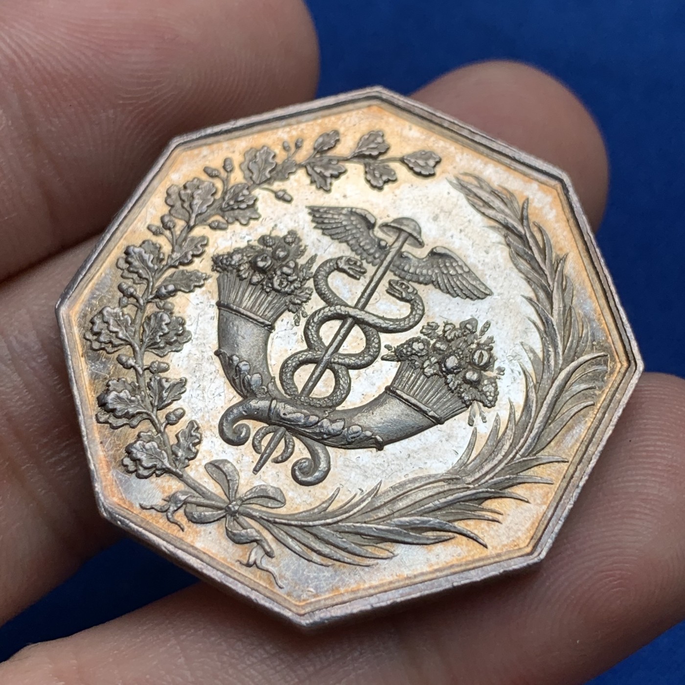 《竞宝斋》第190场-周日，周一 2场 (全场包邮) 法国八角银质代币，波尔多银行，19.27g，34.8mm，神灯边铭（1832-1841），金黄包浆 PL底板