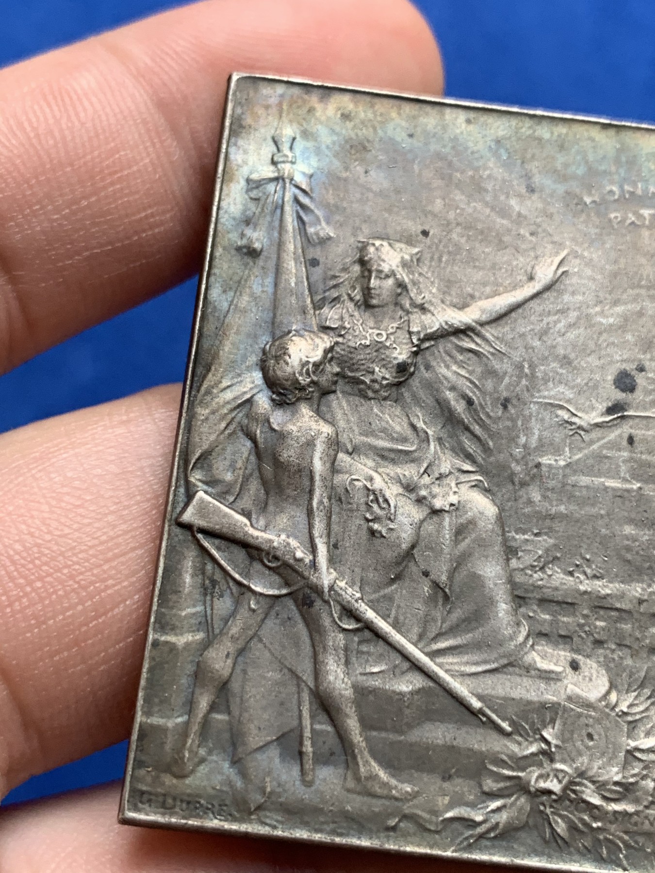 《竞宝斋》第190场-周日，周一 2场 (全场包邮) 法国射击联合协会经典艺术镀银铜章  规格：50*38mm 重量：36.885gr  边铭：丰饶角＋铜标 设计精巧 工艺精致