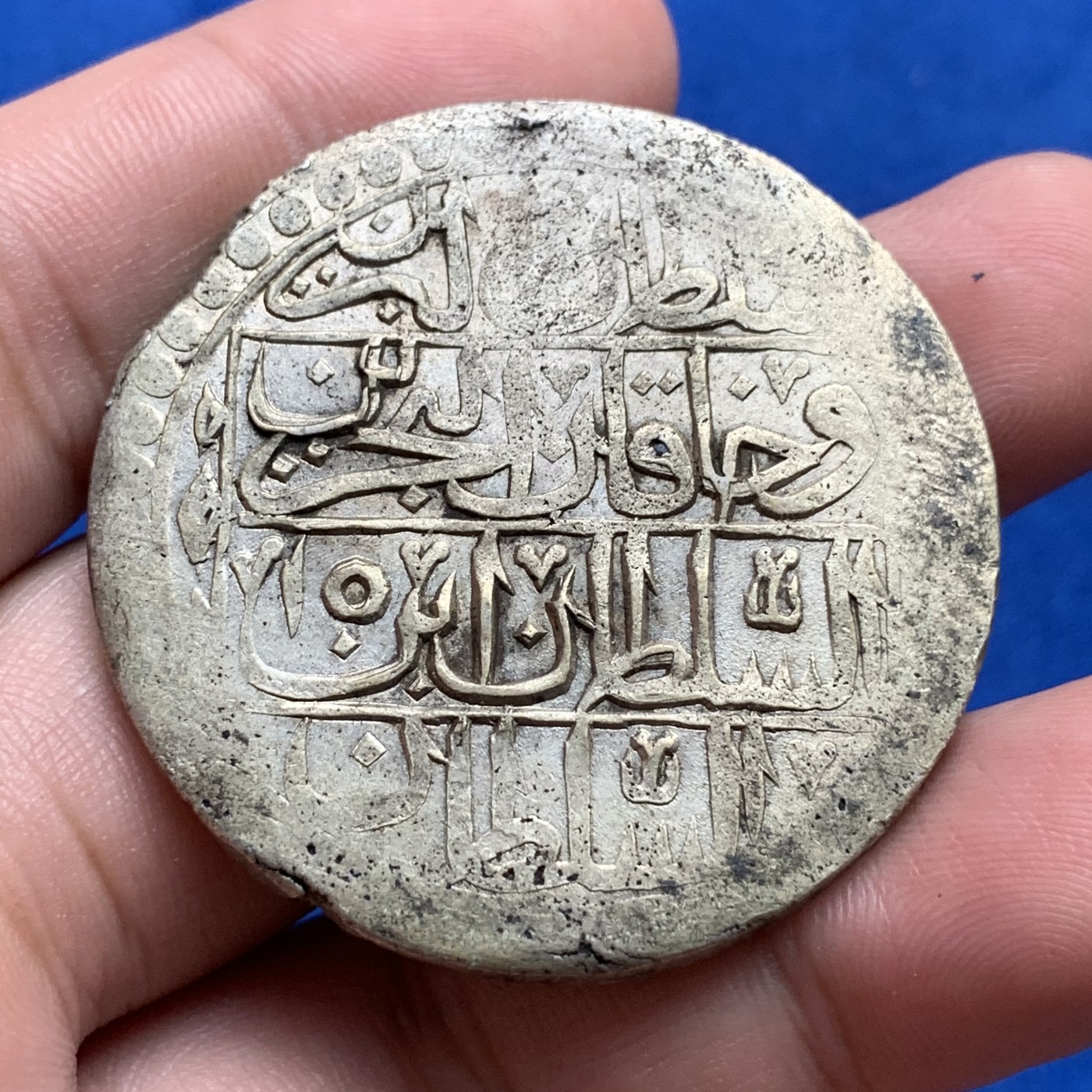 《竞宝斋》第190场-周日，周一 2场 (全场包邮) AH1203//15年土耳其奥斯曼帝国塞利姆三世Yuzluk=2.5库鲁什大银币 44毫米超过30克 文字和侧边锋利包浆均匀 几乎无流通痕迹 30.6g