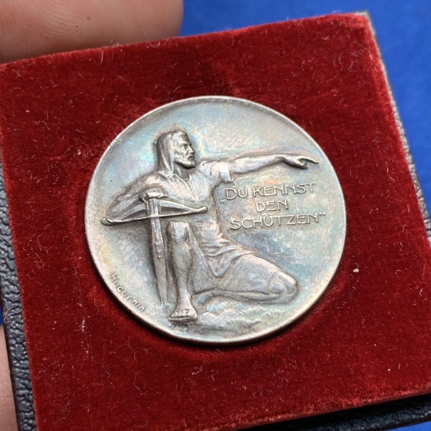 《竞宝斋》第190场-周日，周一 2场 (全场包邮) 瑞士阿尔高射击节银章 原盒少见品，七彩包浆，十分漂亮，值得拥有。评级品相。12.6克 26.8mm