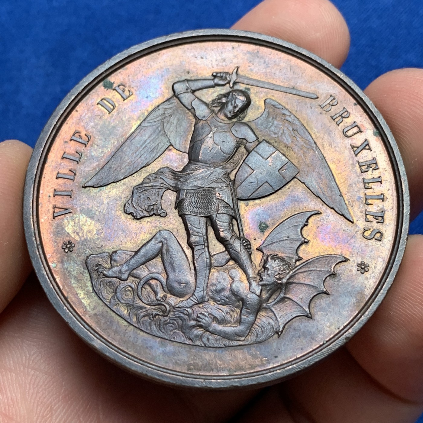 《竞宝斋》第190场-周日，周一 2场 (全场包邮) 比利时天使屠魔艺术铜章 直径：50mm  重量：52gr 场景丰富 状态不错