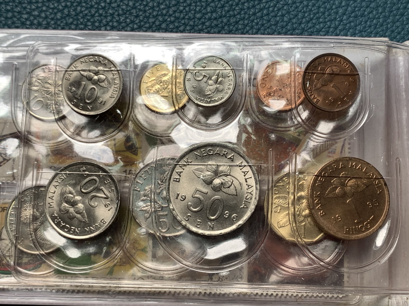 《竞宝斋》第190场-周日，周一 2场 (全场包邮) 新加坡1989年流通硬币6枚套蛇年生肖纪念卡册、新加坡马来西亚邮币册、马来亚和英属婆罗洲UNC品硬币4枚