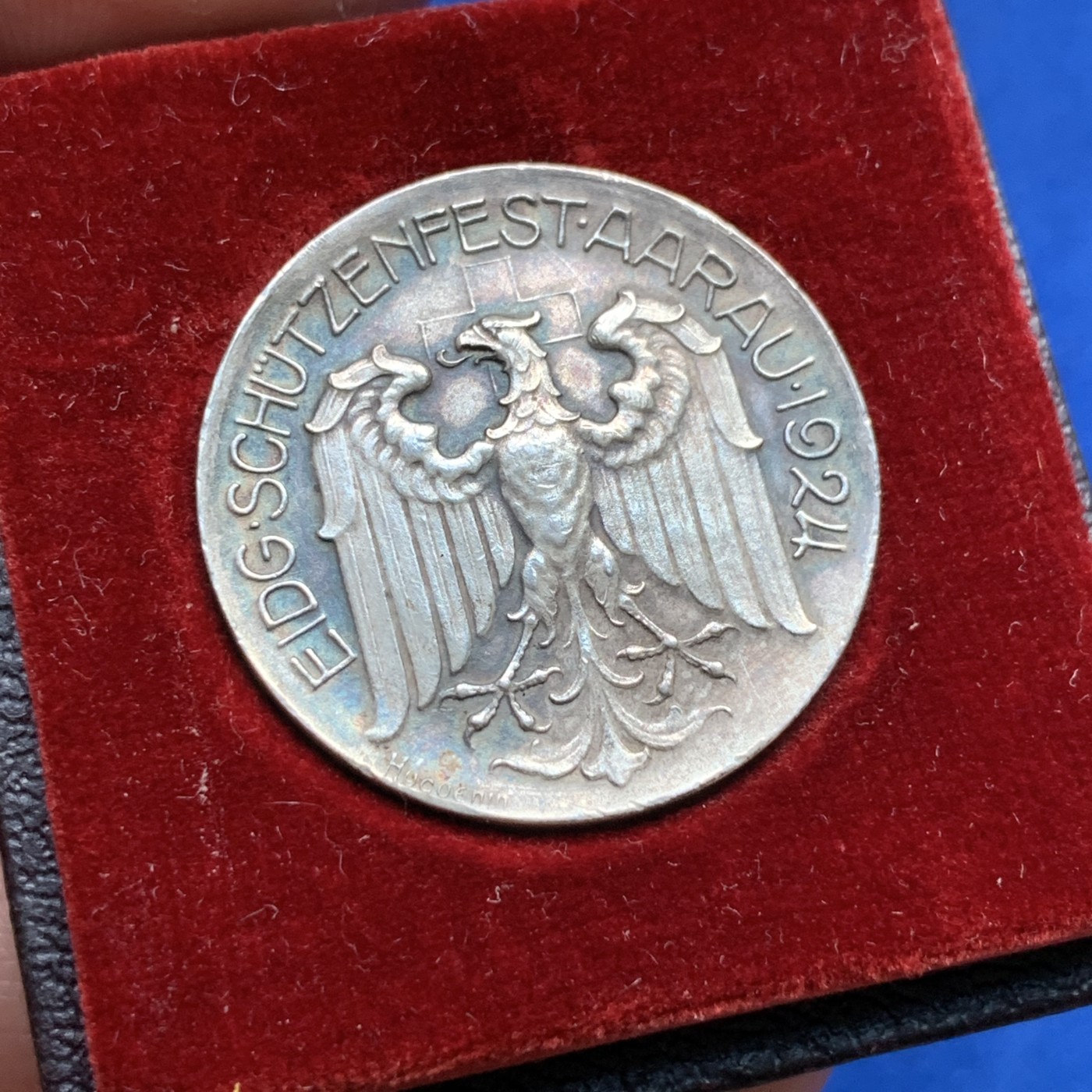 《竞宝斋》第190场-周日，周一 2场 (全场包邮) 瑞士阿尔高射击节银章 原盒少见品，七彩包浆，十分漂亮，值得拥有。评级品相。12.6克 26.8mm