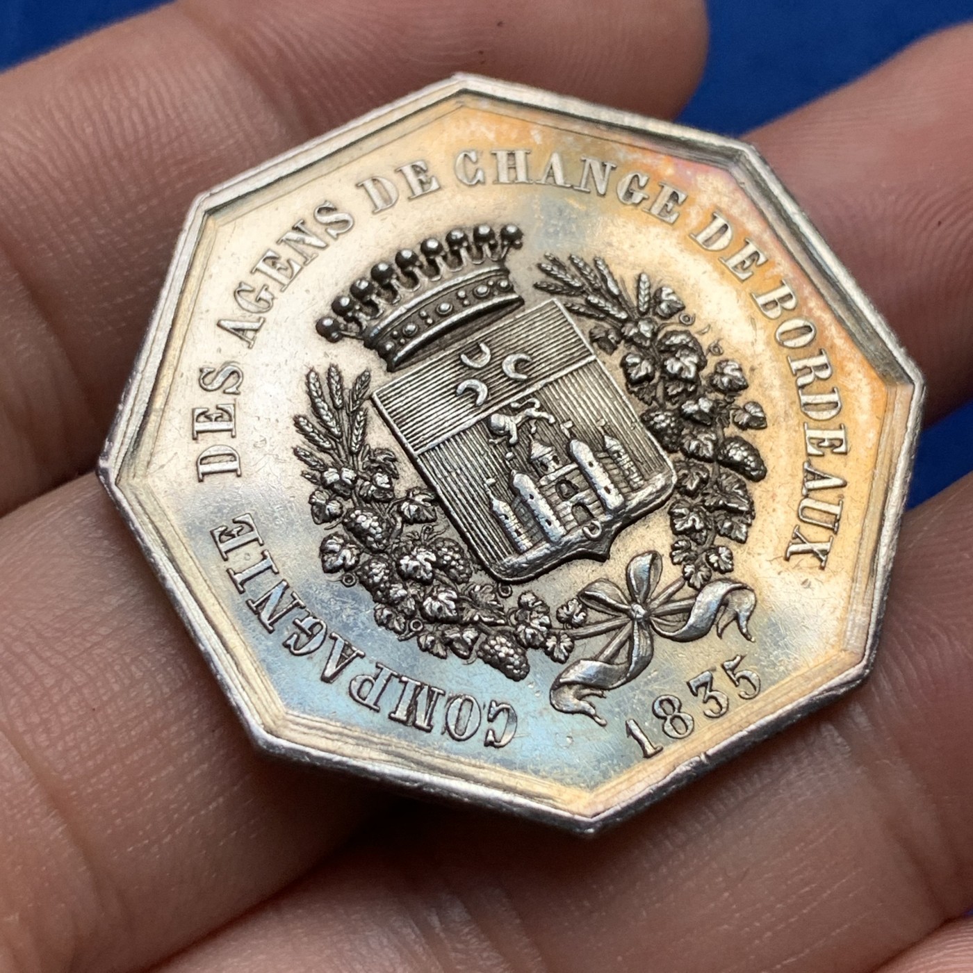 《竞宝斋》第190场-周日，周一 2场 (全场包邮) 法国银质八角代币 1835（章面）波尔多外汇代理，工商信贷八角代用币，对边35㎜，19g，手指铭（1845-1860年）