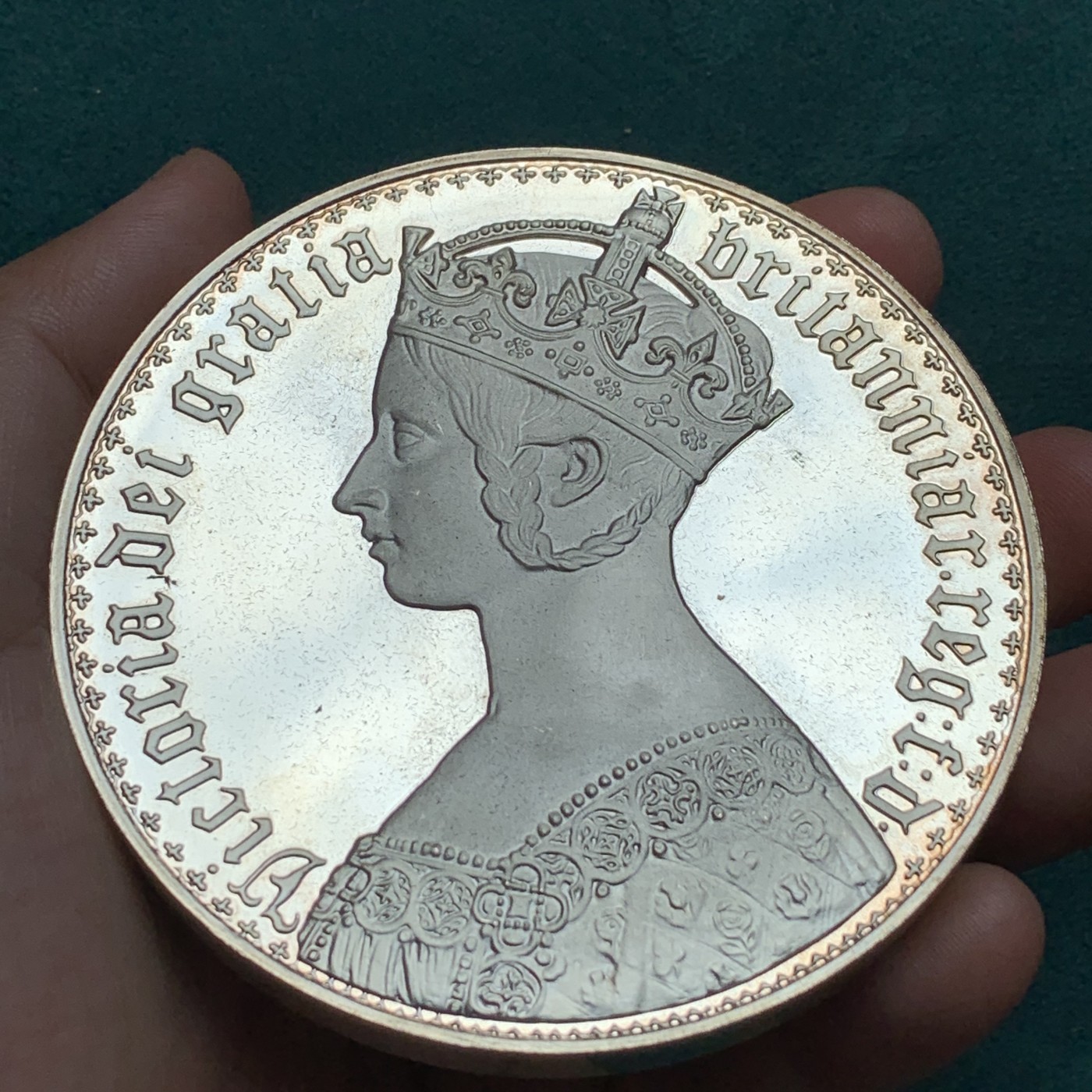 《竞宝斋》第190场-周日，周一 2场 (全场包邮) 哥特纪念银章 放大版的哥特克朗 重392克，86.9mm 厚9mm 巨大！