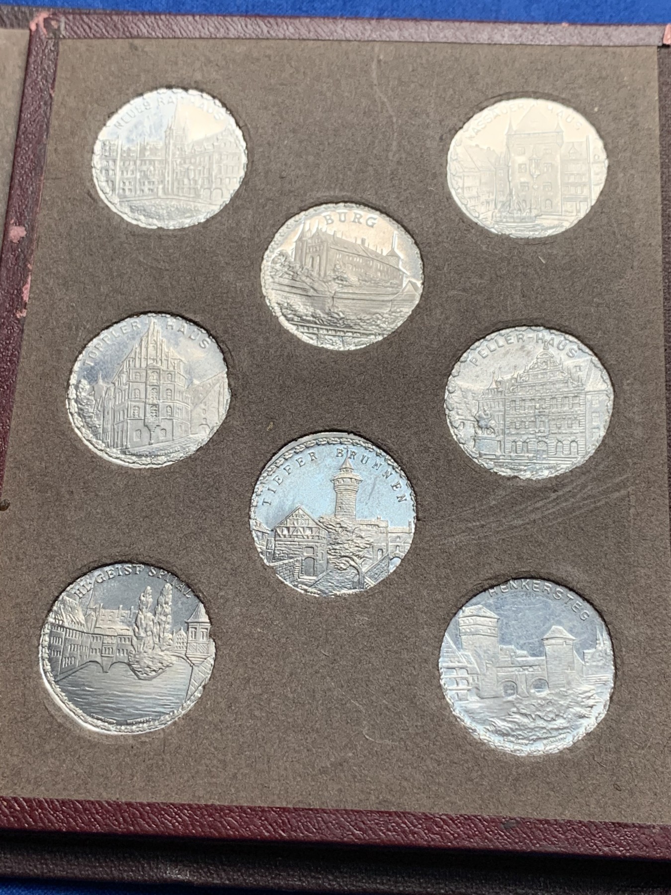 《竞宝斋》第190场-周日，周一 2场 (全场包邮) 德国紧急状态纽伦堡电车代用币大全套1921年德国纽伦堡有轨电车代用币大全套，45枚八角20芬妮铝币，城市景观，历史人物，翻页原皮盒装，完美品相，非常少见，市场上同品相单枚评级币价值不菲。