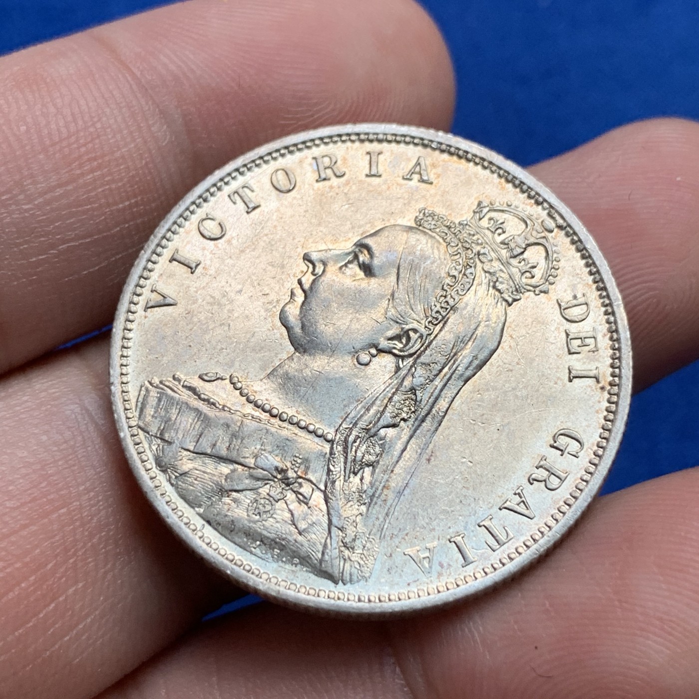 《竞宝斋》第190场-周日，周一 2场 (全场包邮) 英国1887年维多利亚高冠版半克朗银币 细节很到位