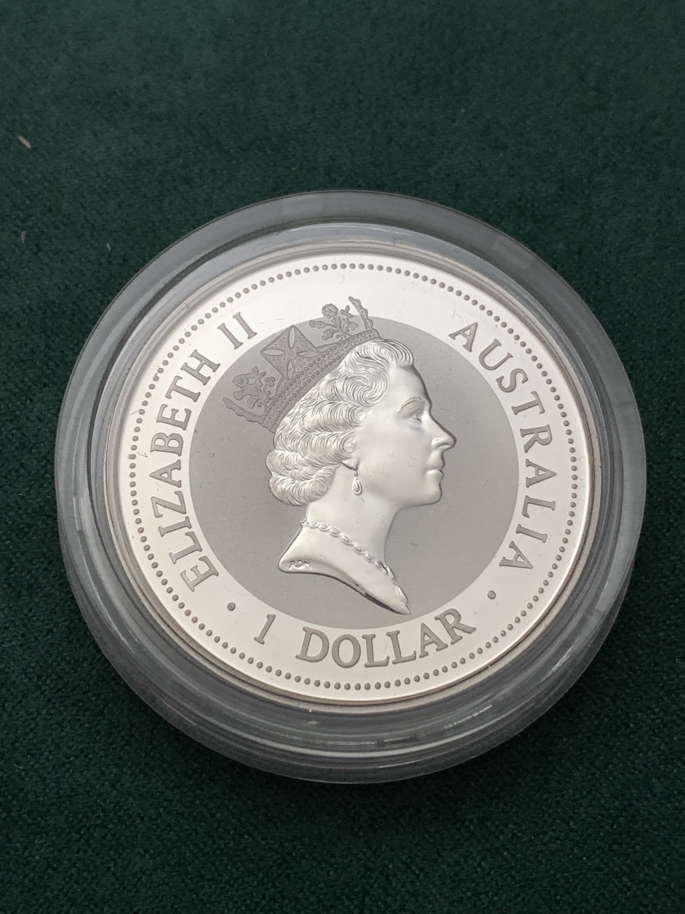 《竞宝斋》第190场-周日，周一 2场 (全场包邮) 澳大利亚 1997年 笑翠鸟 熊猫镶嵌银币 含纯银1盎司999银，金猫重0.5克黄金 （未查到确切资料）发行1.5万枚，为上海国际钱币展而发行 原盒带证书