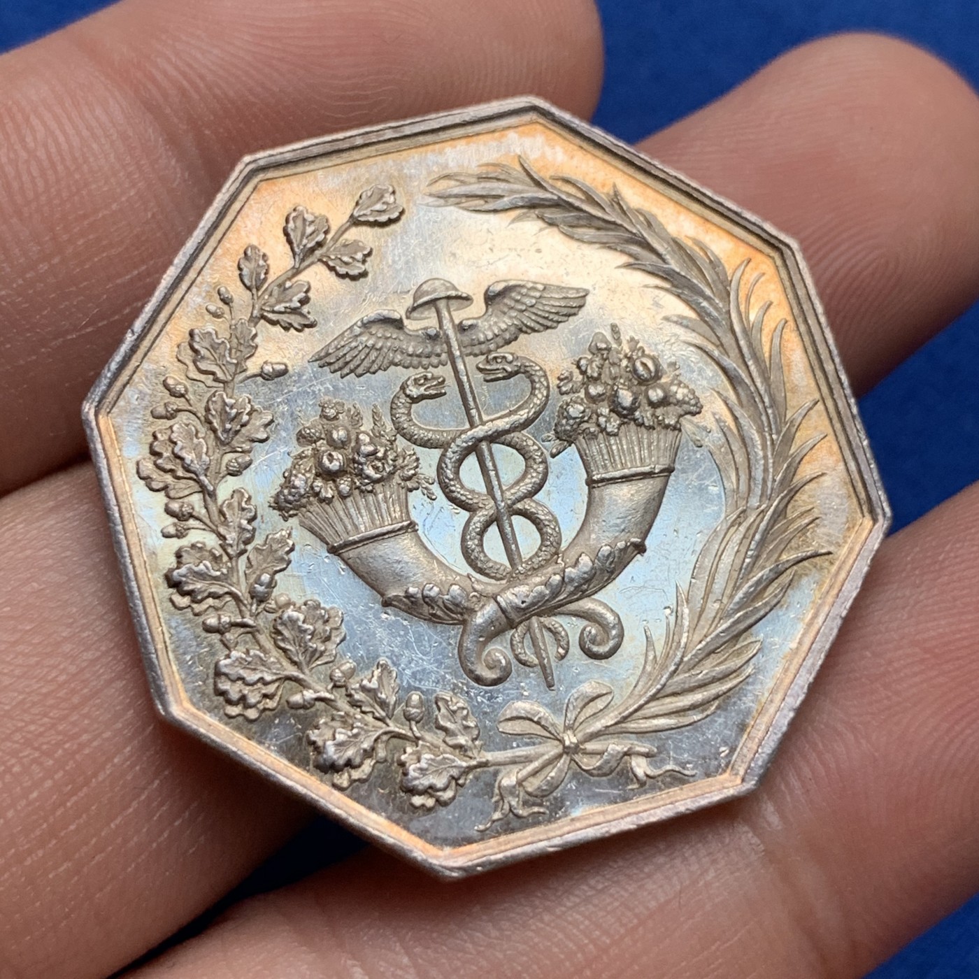 《竞宝斋》第190场-周日，周一 2场 (全场包邮) 法国八角银质代币，波尔多银行，19.27g，34.8mm，神灯边铭（1832-1841），金黄包浆 PL底板