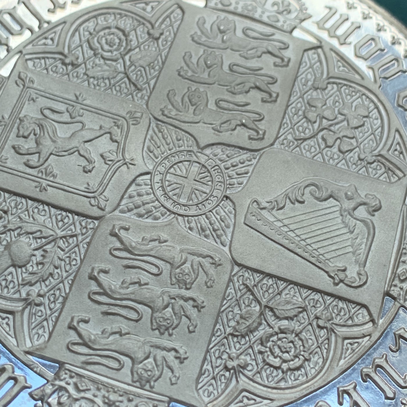 《竞宝斋》第190场-周日，周一 2场 (全场包邮) 哥特纪念银章 放大版的哥特克朗 重392克，86.9mm 厚9mm 巨大！