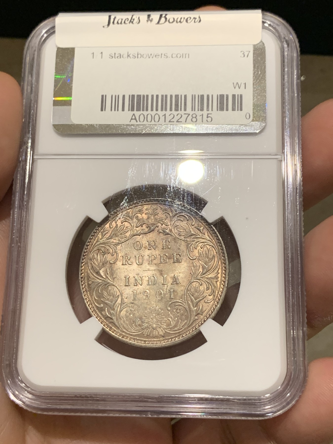 《竞宝斋》第190场-周日，周一 2场 (全场包邮) NGC MS63 高分 英属印度1901年维多利亚卢比银币 孔雀彩包浆超级漂亮