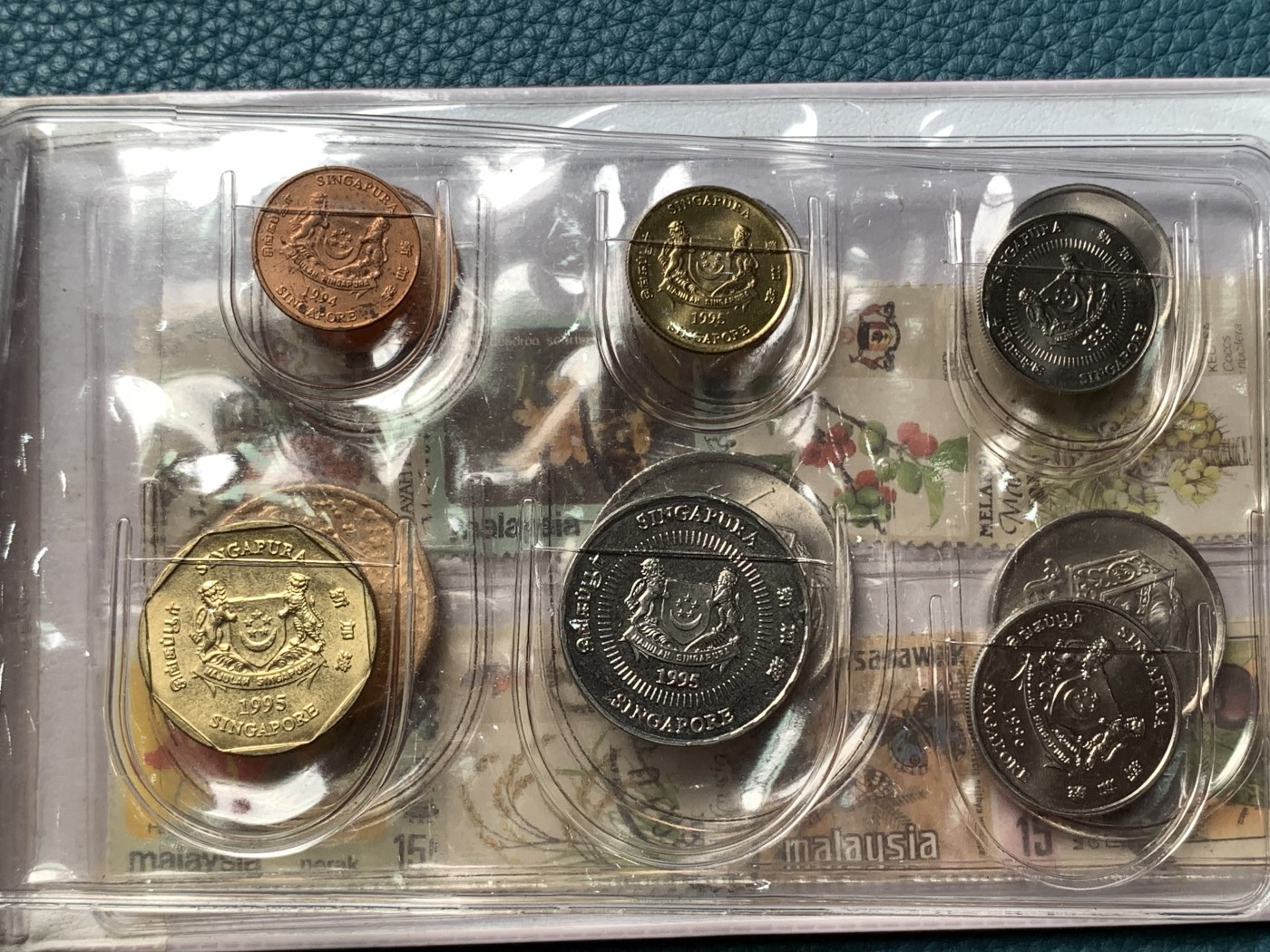 《竞宝斋》第190场-周日，周一 2场 (全场包邮) 新加坡1989年流通硬币6枚套蛇年生肖纪念卡册、新加坡马来西亚邮币册、马来亚和英属婆罗洲UNC品硬币4枚