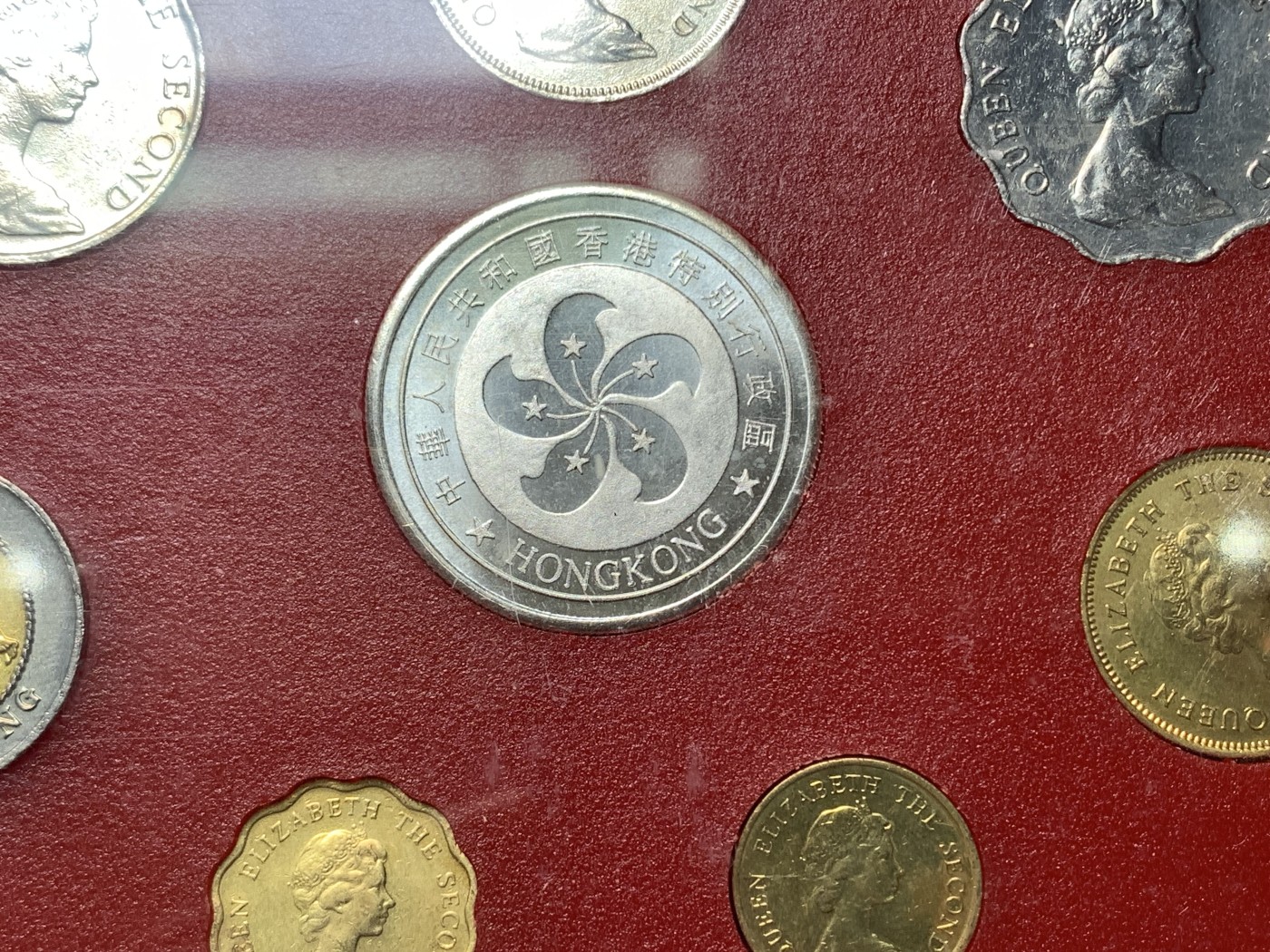 《竞宝斋》第190场-周日，周一 2场 (全场包邮) 中国纪念硬币4枚卡册 联合国成立50周年、第四次妇女大会、周恩来诞辰100周年1元及台湾朝天宫5元,香港1997年回归纪念英治流通币硬塑套装 朝天宫的册子不是康银阁的