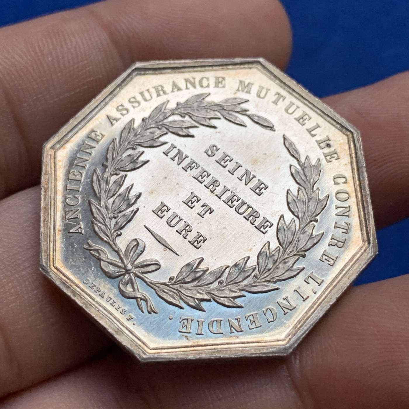 《竞宝斋》第190场-周日，周一 2场 (全场包邮) 法国1860-1879浴火凤凰保险银质八角代币 PL底板 包浆不错 23g 对边36.2mm 大规格 蜜蜂边铭银标