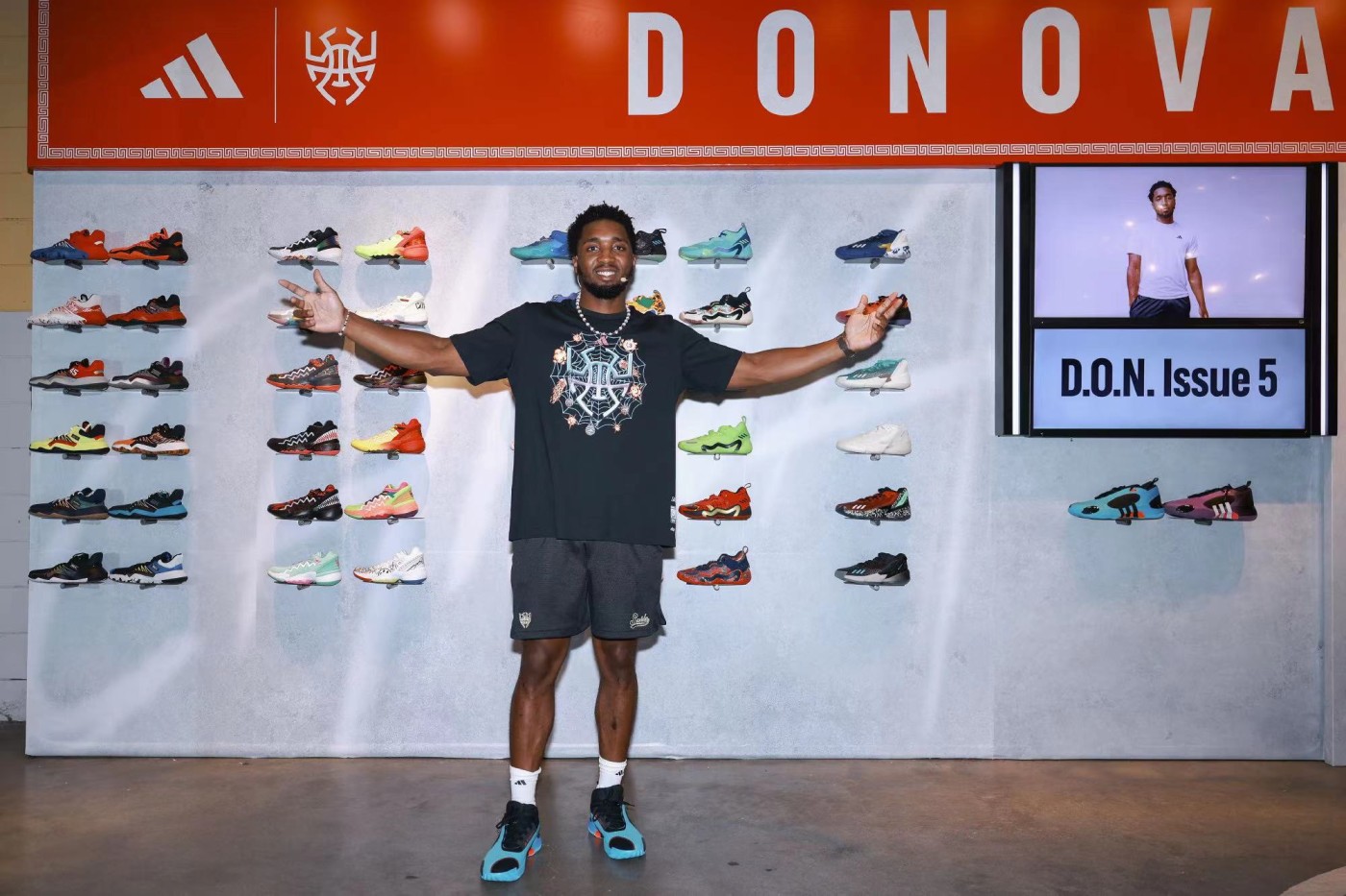 零元拍：著名影星汤姆-哈迪和NBA“蜘蛛侠”多诺万-米切尔双亲签Marvel × Adidas D.O.N. Issue 2球员版战靴