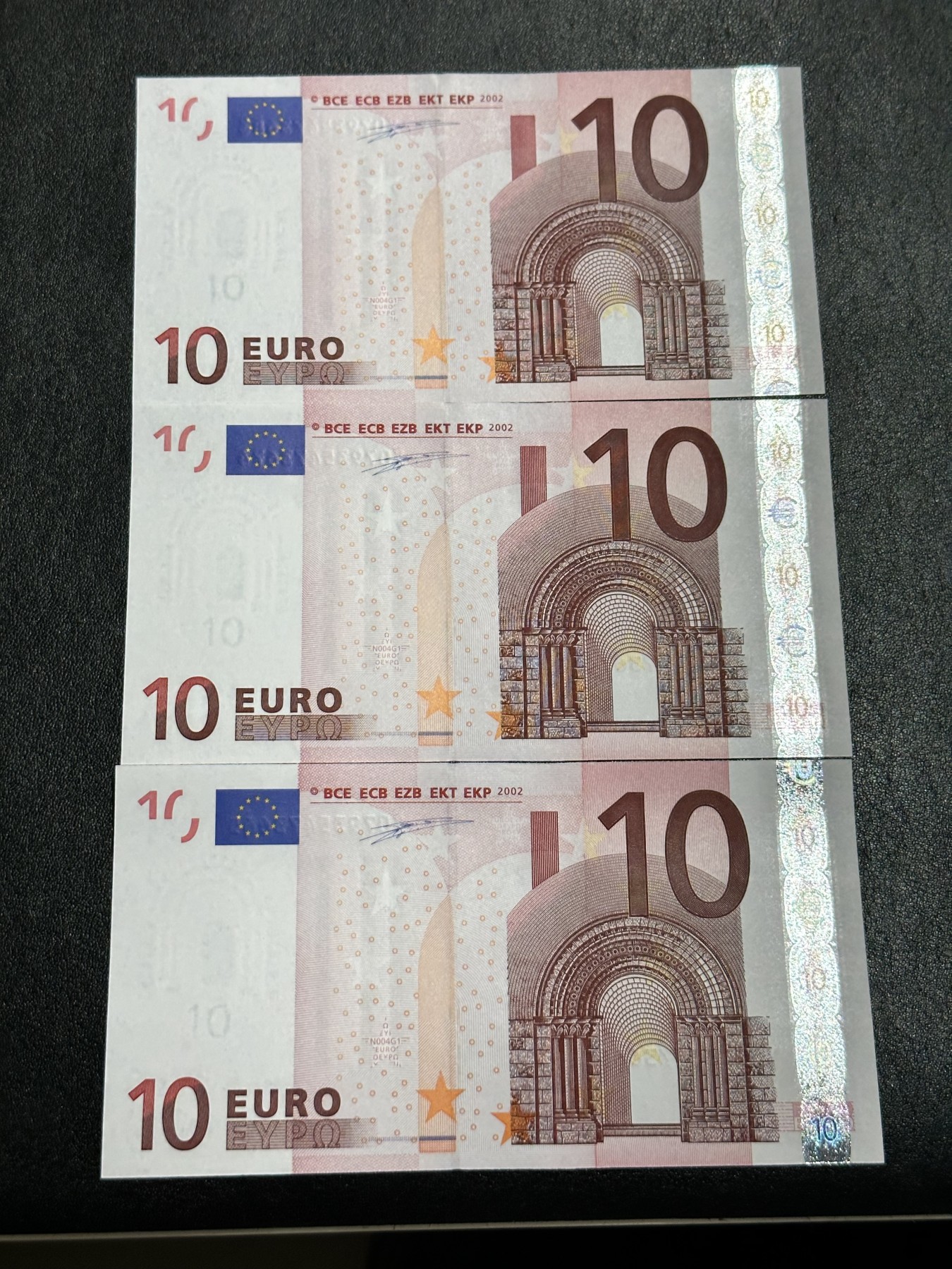 《外钞收藏家》第二百九十一期（荷兰比利时卢森堡欧元专场）（连拍第二场） 2002年10欧元首签，希腊Y字冠，相邻号3枚 全新UNC