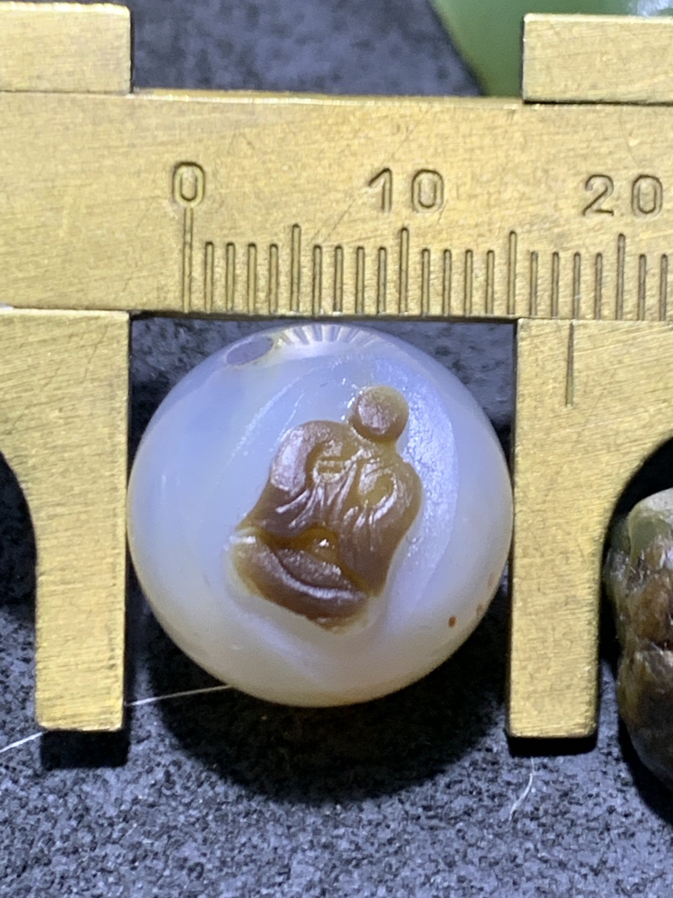 精美高玉化亚光海洋玉髓手工俏色巧雕无相佛意境圆珠一个！