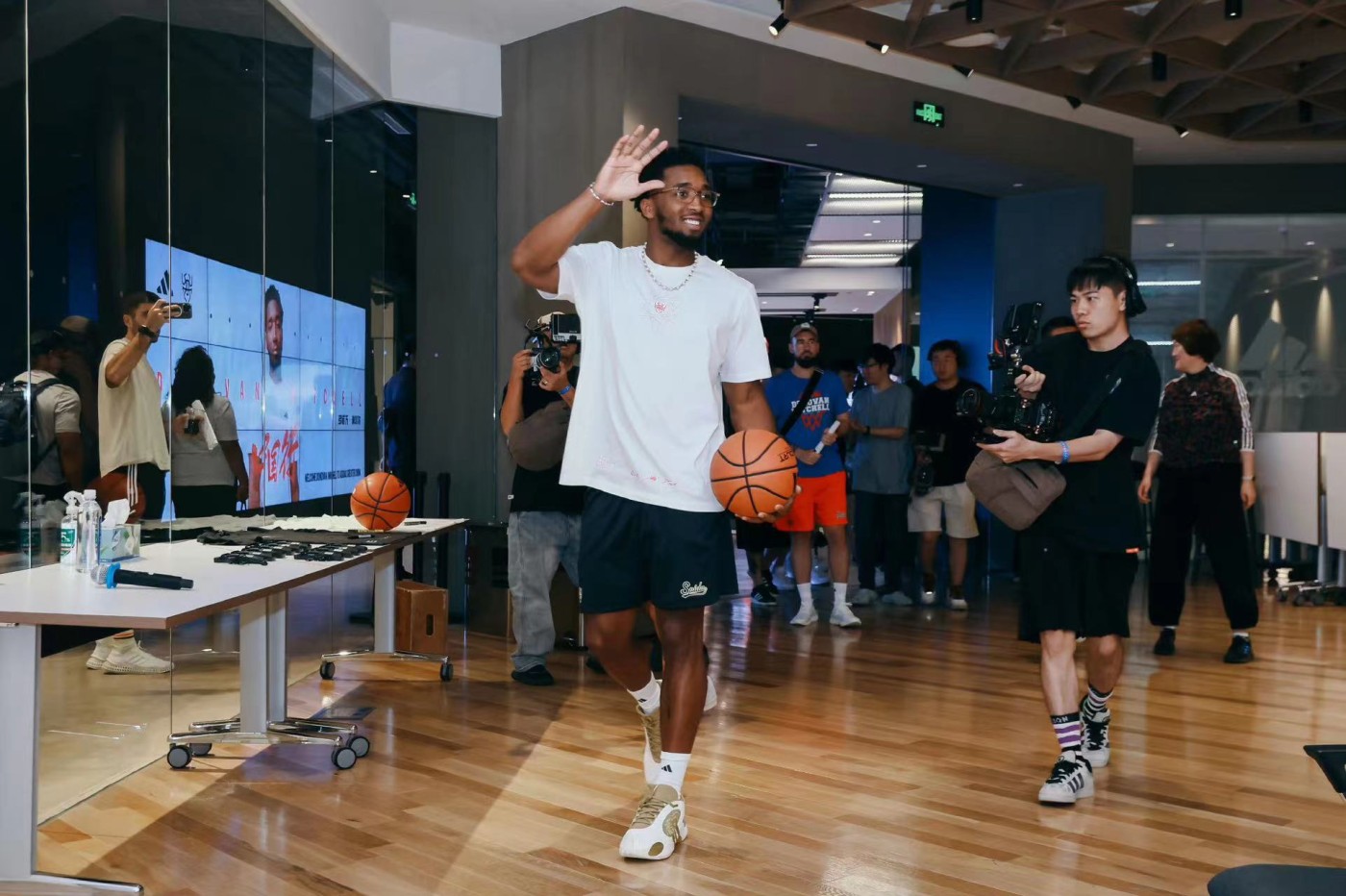 零元拍：著名影星汤姆-哈迪和NBA“蜘蛛侠”多诺万-米切尔双亲签Marvel × Adidas D.O.N. Issue 2球员版战靴
