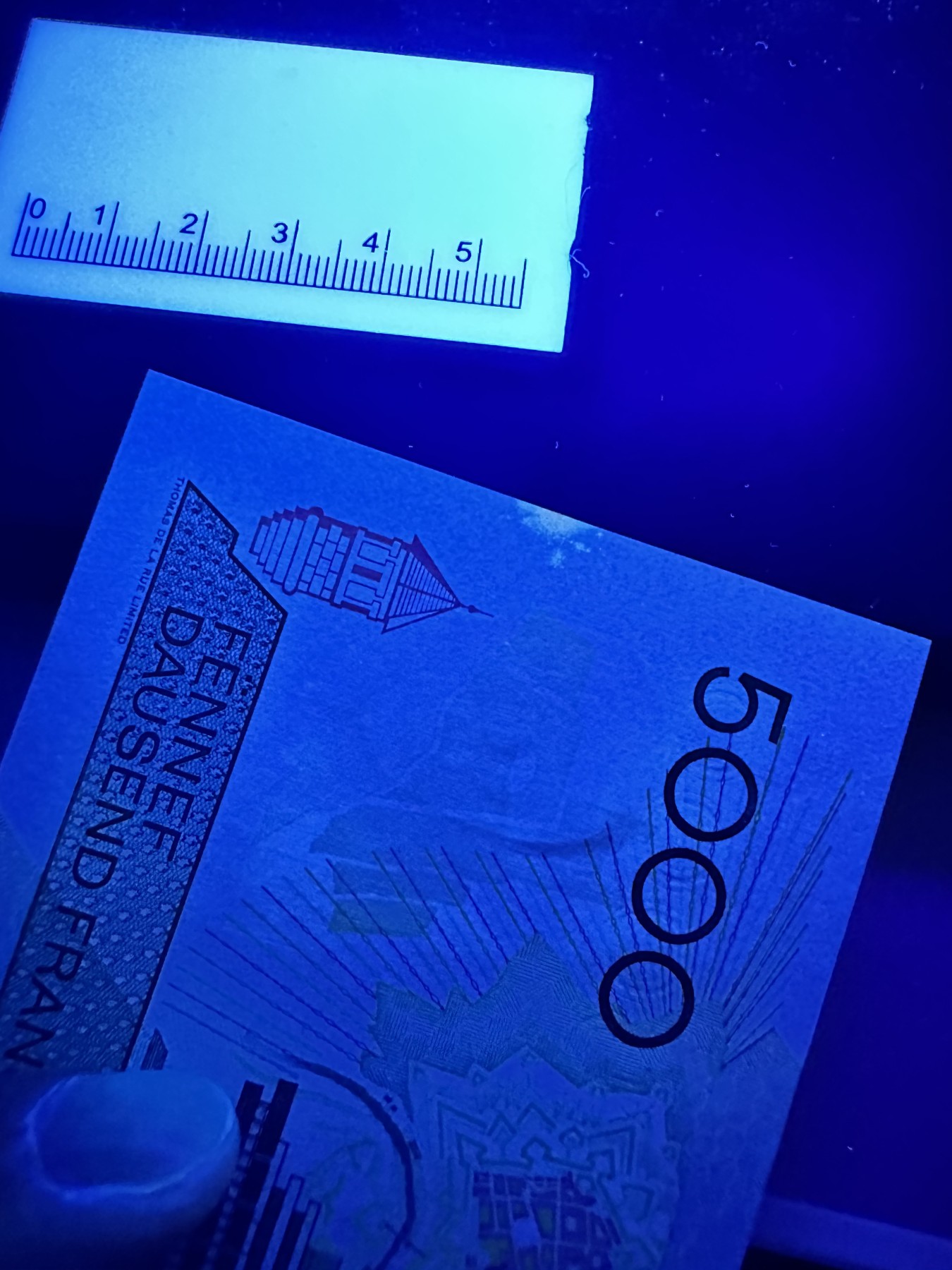 《外钞收藏家》第二百九十一期（荷兰比利时卢森堡欧元专场）（连拍第二场） 卢森堡5000法郎  全新UNC 有一个潮点