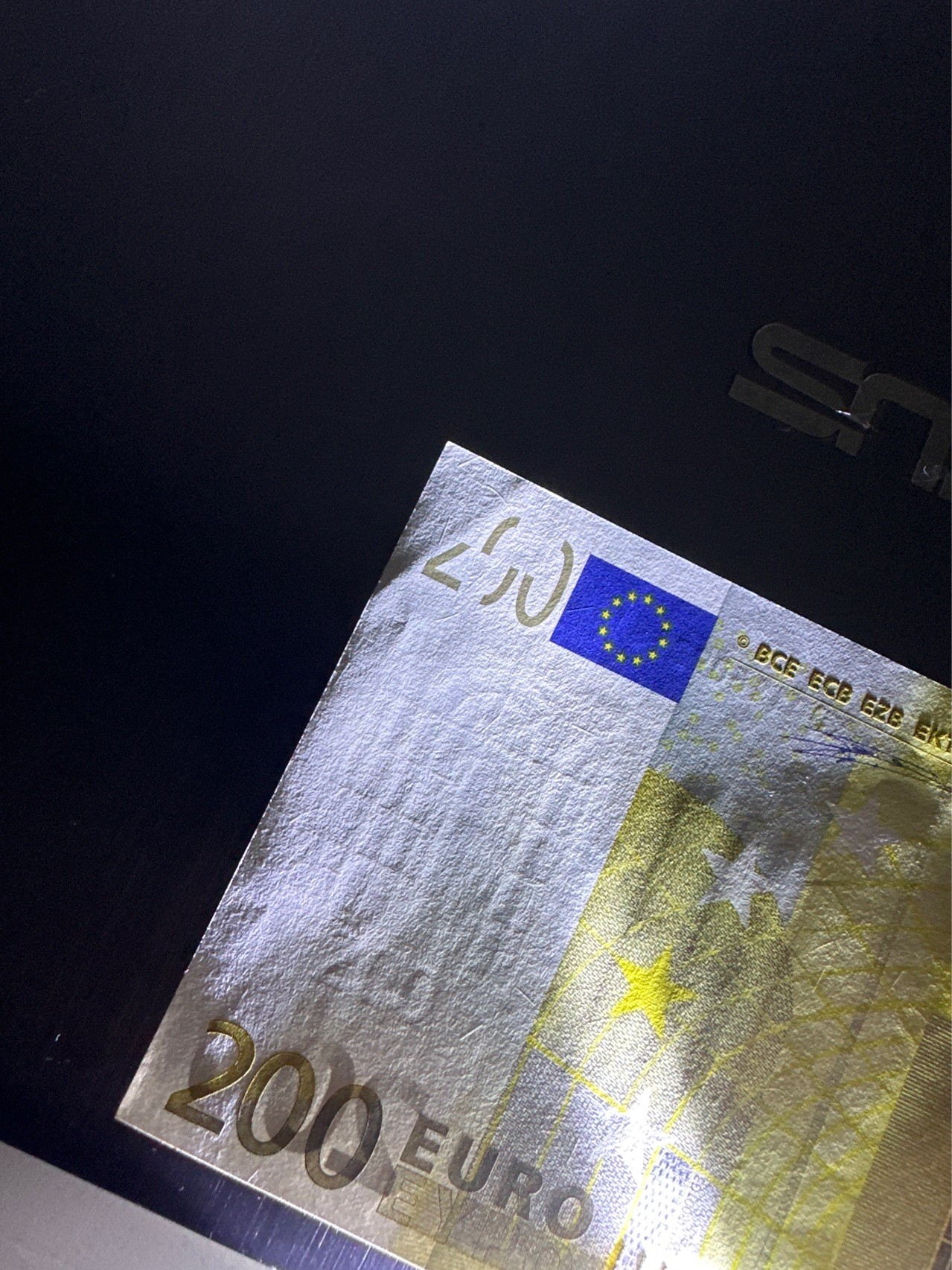 《外钞收藏家》第二百九十一期（荷兰比利时卢森堡欧元专场）（连拍第二场） 2002年200欧元首签，德国X字冠 全新 一个叫压到了 有点小瑕疵