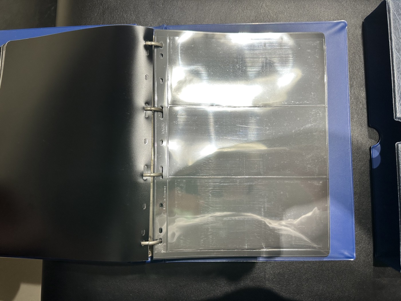 《外钞收藏家》第二百九十一期（荷兰比利时卢森堡欧元专场）（连拍第二场） 德国蓝色灯塔收藏册，带2格+3格+黑色分隔页（1页+29页+31页），二手