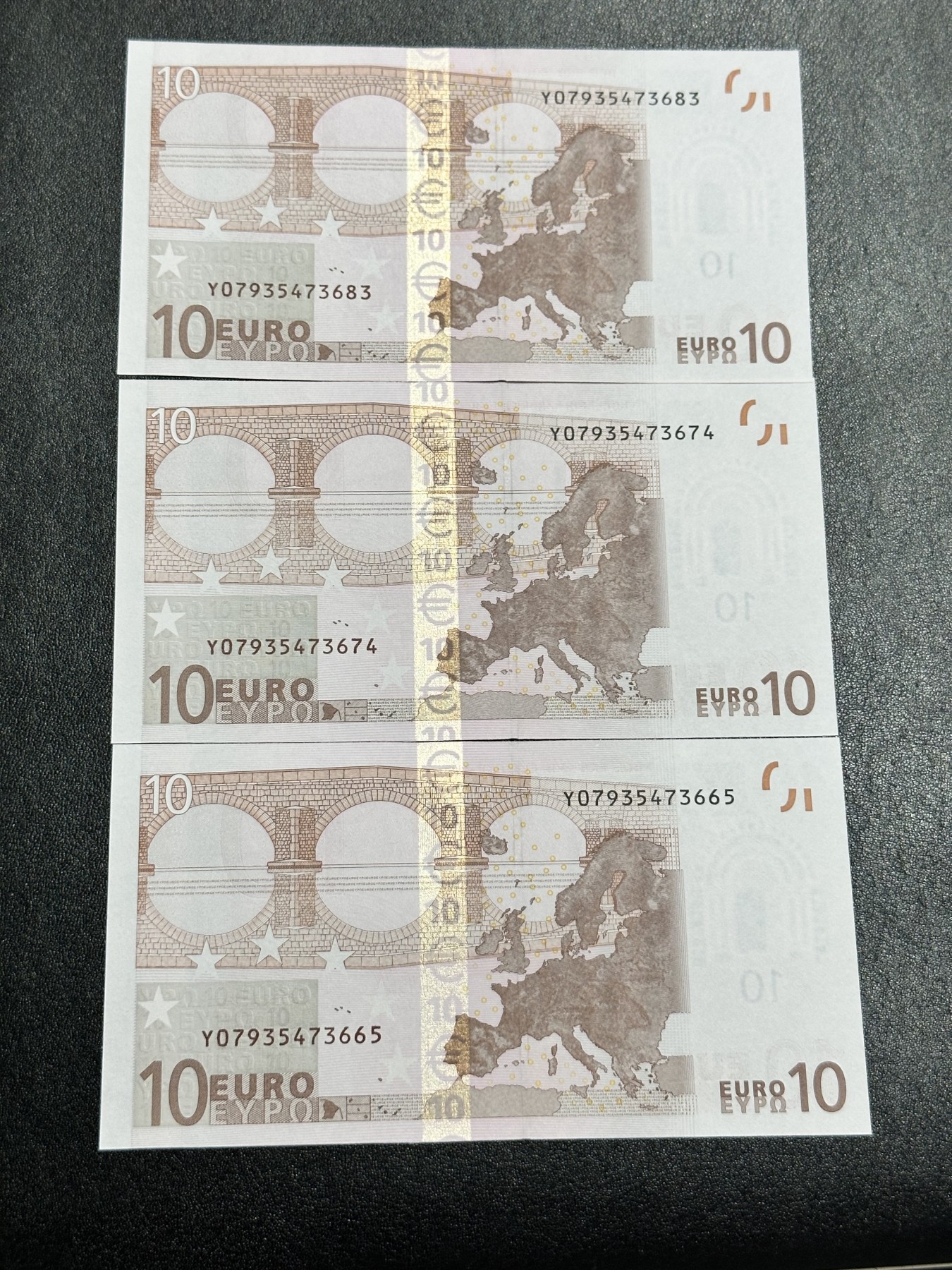 《外钞收藏家》第二百九十一期（荷兰比利时卢森堡欧元专场）（连拍第二场） 2002年10欧元首签，希腊Y字冠，相邻号3枚 全新UNC