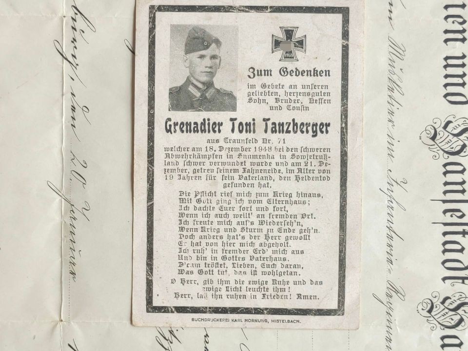 老威廉第四次麦稀奇拍卖 德三阵亡纪念卡 掷弹兵托尼·坦茨伯格 (Toni Tanzberger)，1943年12月19日于东线斯努门卡的防御战中受重伤。12月21日离世，年仅19岁。