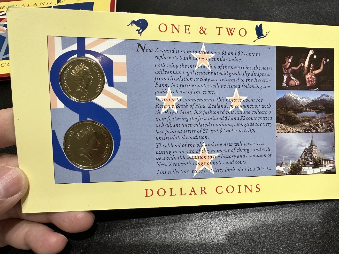《外钞收藏家》第二百九十二期（连拍第三场） 新西兰纪念套装 纸币1、2元和硬币2枚 精装册子