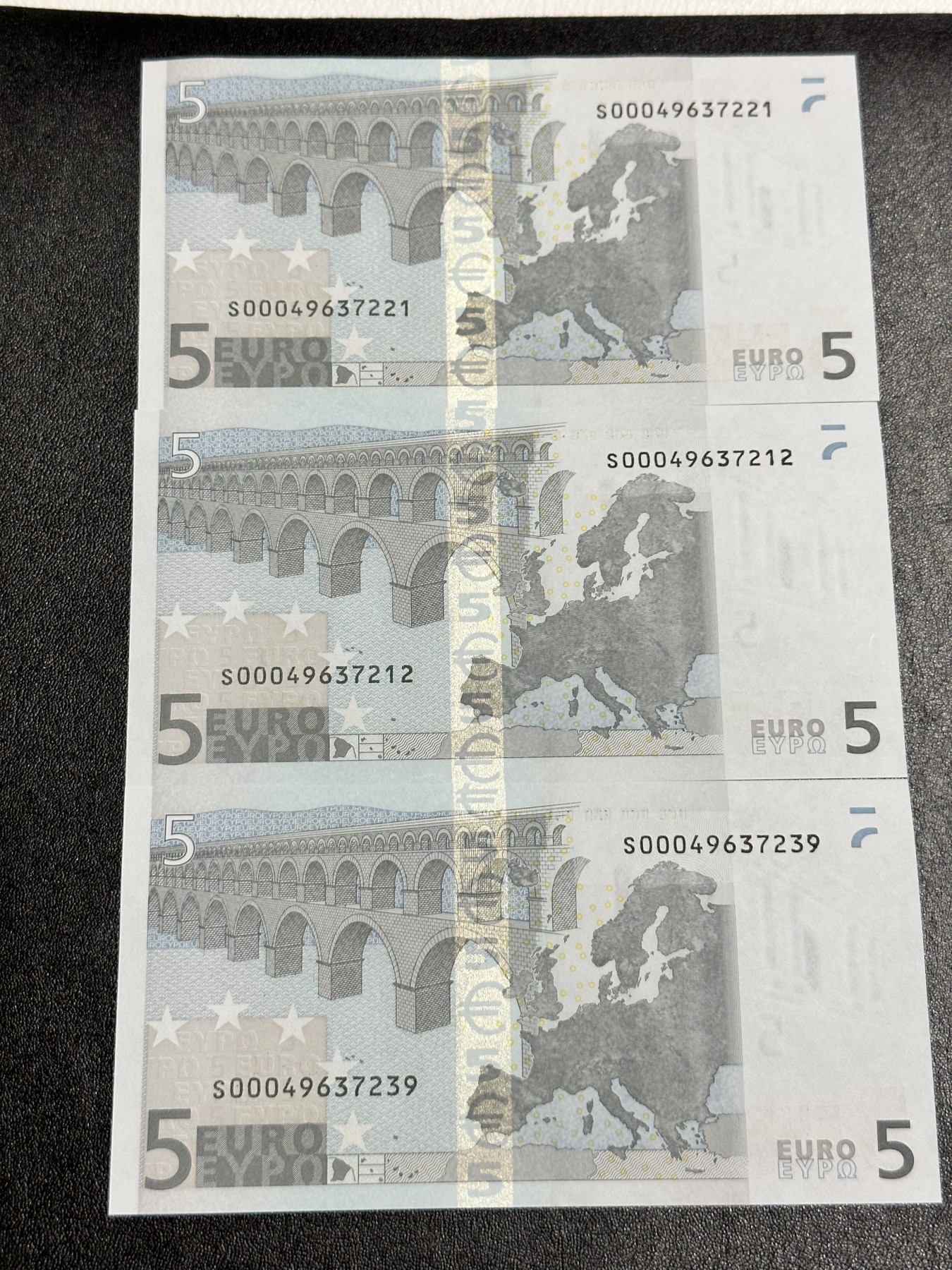 《外钞收藏家》第二百九十一期（荷兰比利时卢森堡欧元专场）（连拍第二场） 2002年5欧元首签，意大利S字冠，相邻号3枚 全新