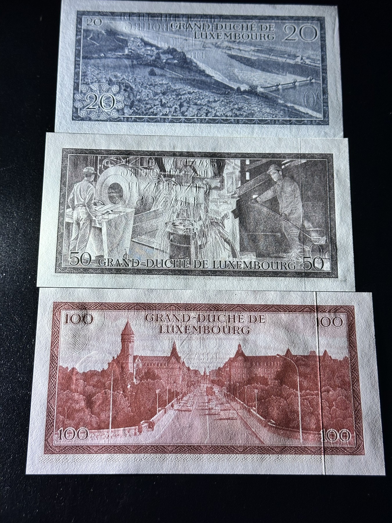《外钞收藏家》第二百九十一期（荷兰比利时卢森堡欧元专场）（连拍第二场） 卢森堡60-70年代20/50/100法郎 全新 20面额边上有荧光反应