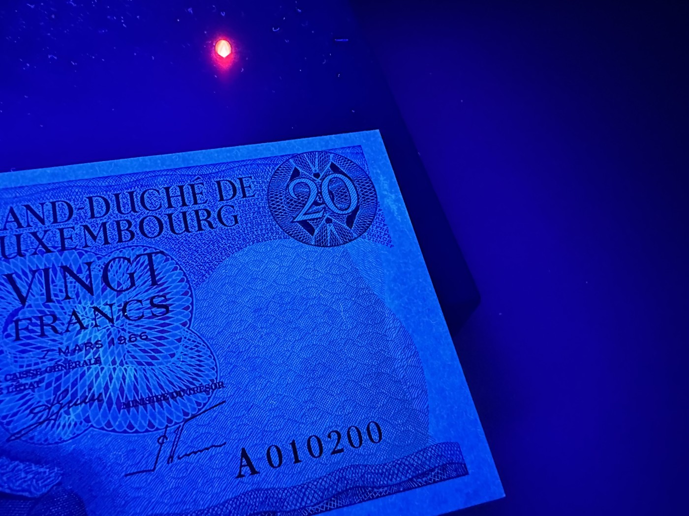 《外钞收藏家》第二百九十一期（荷兰比利时卢森堡欧元专场）（连拍第二场） 卢森堡60-70年代20/50/100法郎 全新 20面额边上有荧光反应