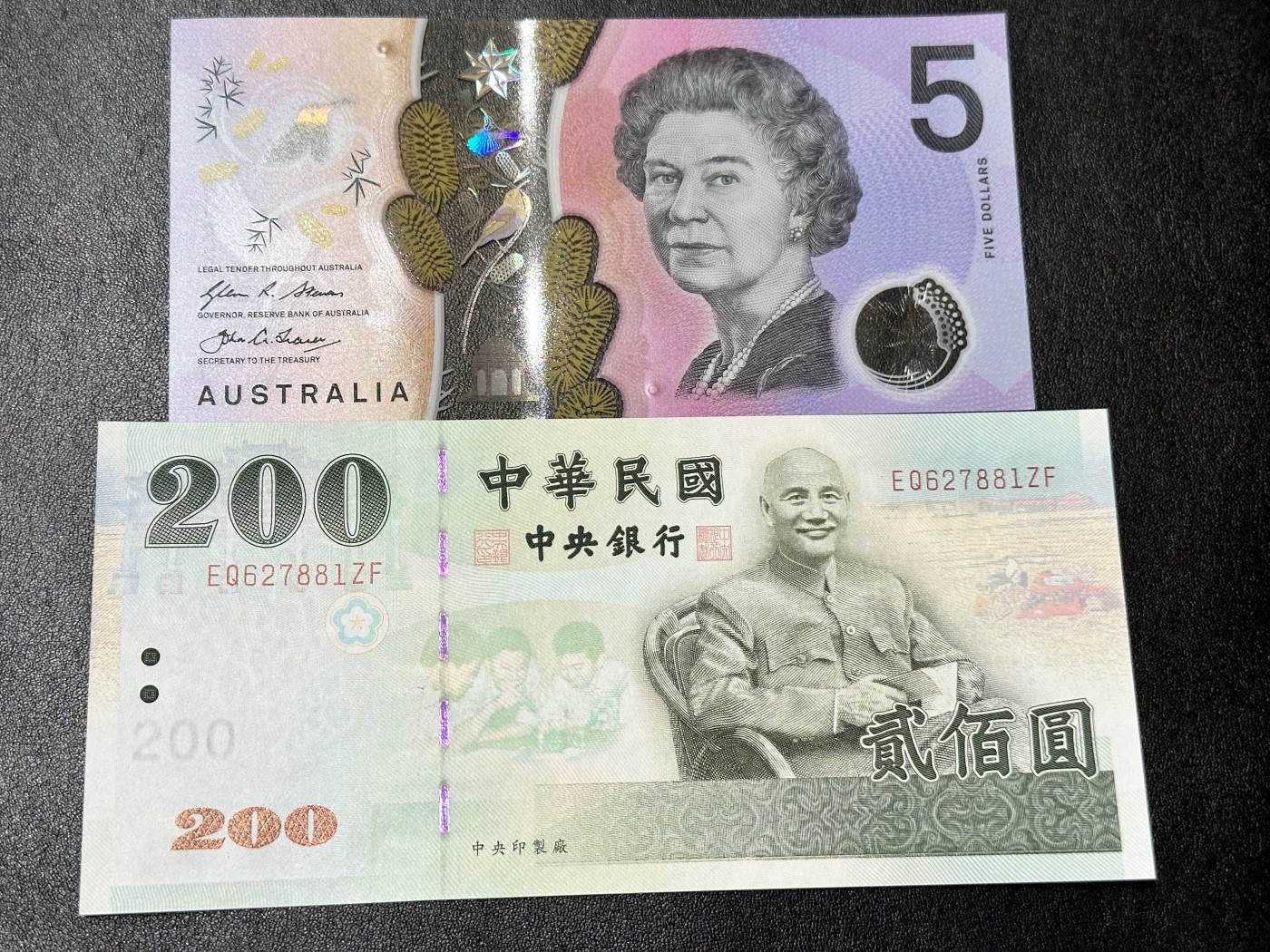 《外钞收藏家》第二百九十二期（连拍第三场） 澳大利亚5元和台币200 两张一起 全新UNC