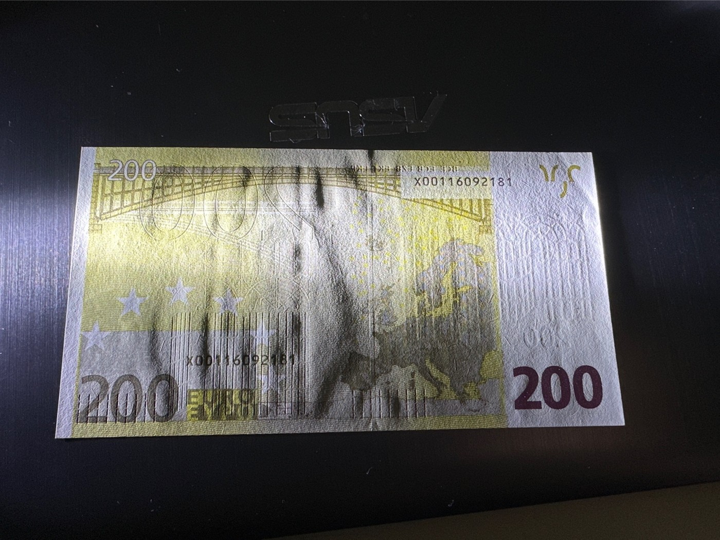 《外钞收藏家》第二百九十一期（荷兰比利时卢森堡欧元专场）（连拍第二场） 2002年200欧元首签，德国X字冠 全新 一个叫压到了 有点小瑕疵