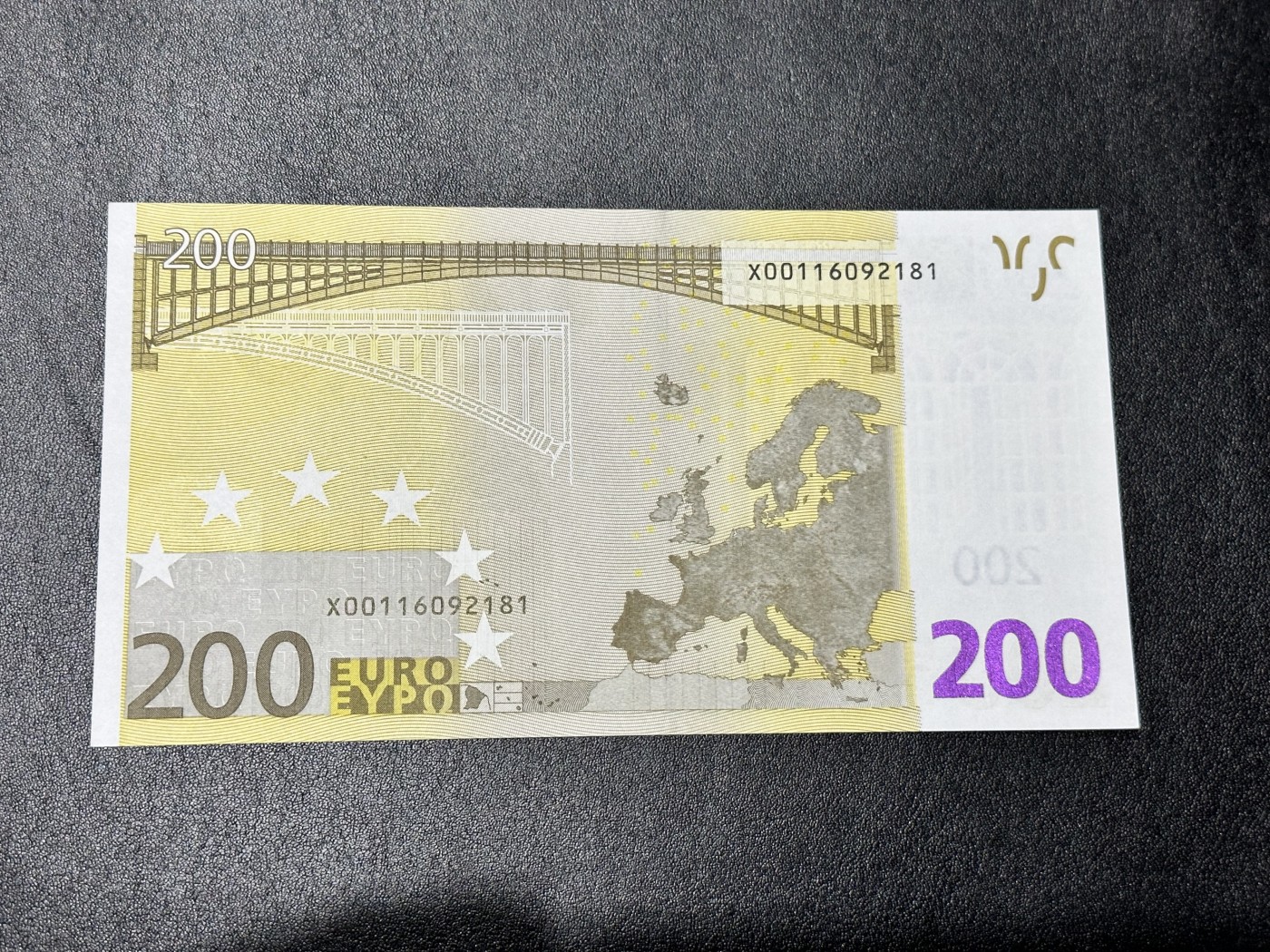 《外钞收藏家》第二百九十一期（荷兰比利时卢森堡欧元专场）（连拍第二场） 2002年200欧元首签，德国X字冠 全新 一个叫压到了 有点小瑕疵