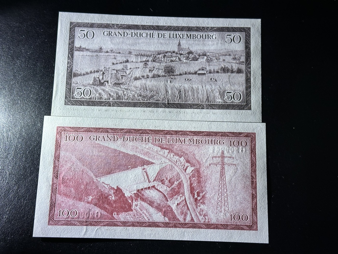 《外钞收藏家》第二百九十一期（荷兰比利时卢森堡欧元专场）（连拍第二场） 卢森堡60年代女王版50/100法郎 全新UNC